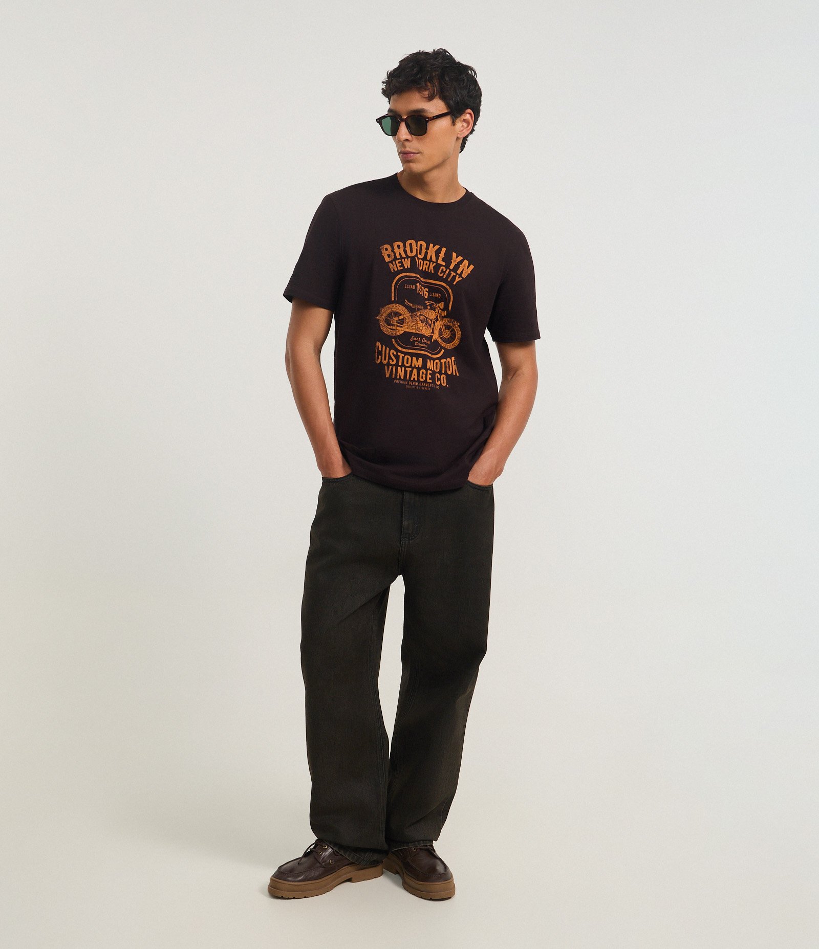 Camiseta Comfort em Algodão com Estampa de Moto e Lettering Brooklyn Preto 2