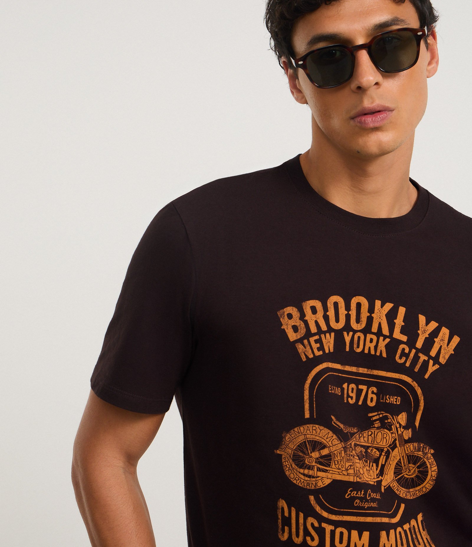 Camiseta Comfort em Algodão com Estampa de Moto e Lettering Brooklyn Preto 3
