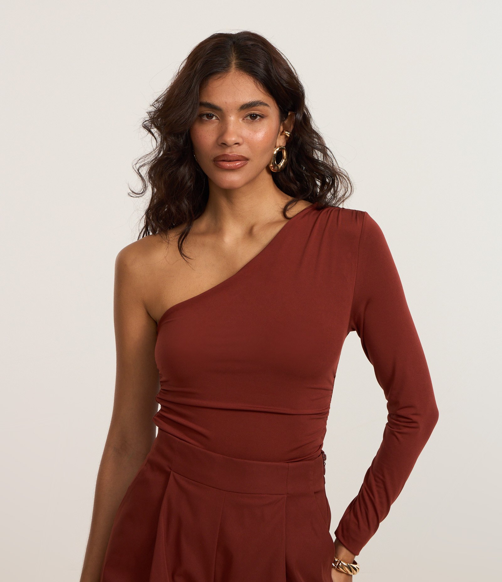 Body com Um Ombro Só e Drapeados Laterais Marrom 1