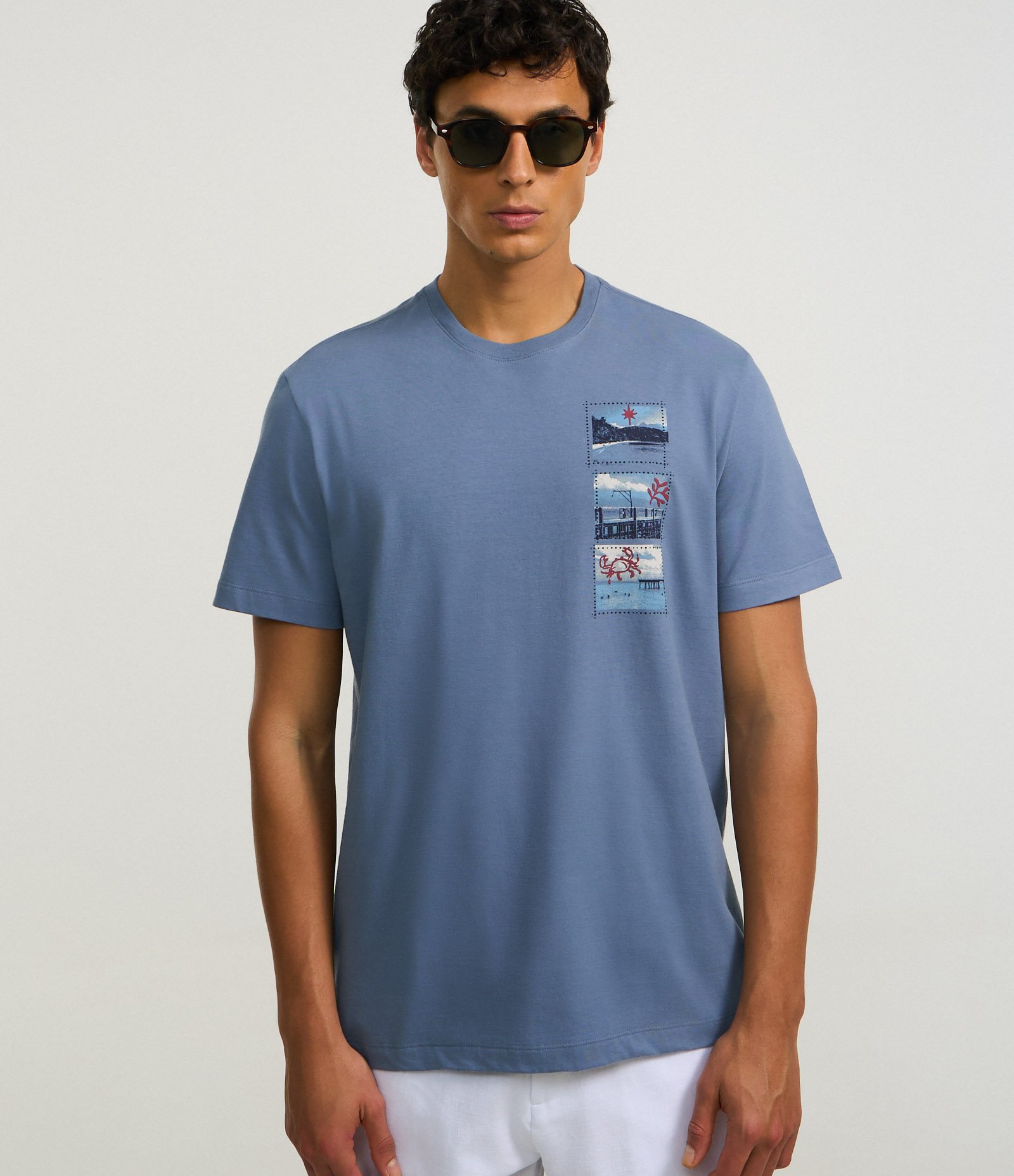 Camiseta em Algodão com Estampa Localizada de Fotografias Azul 1