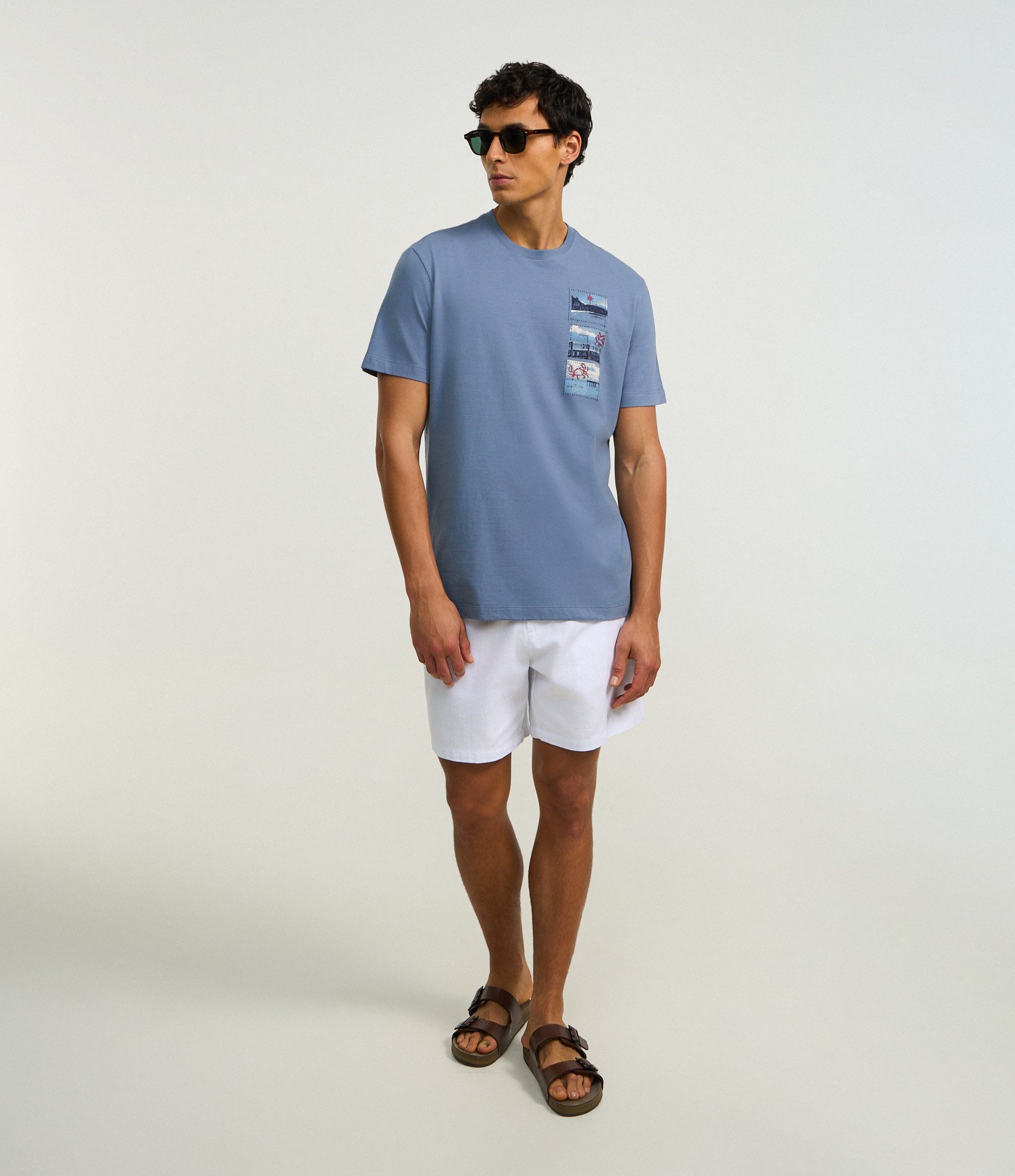 Camiseta em Algodão com Estampa Localizada de Fotografias Azul 2