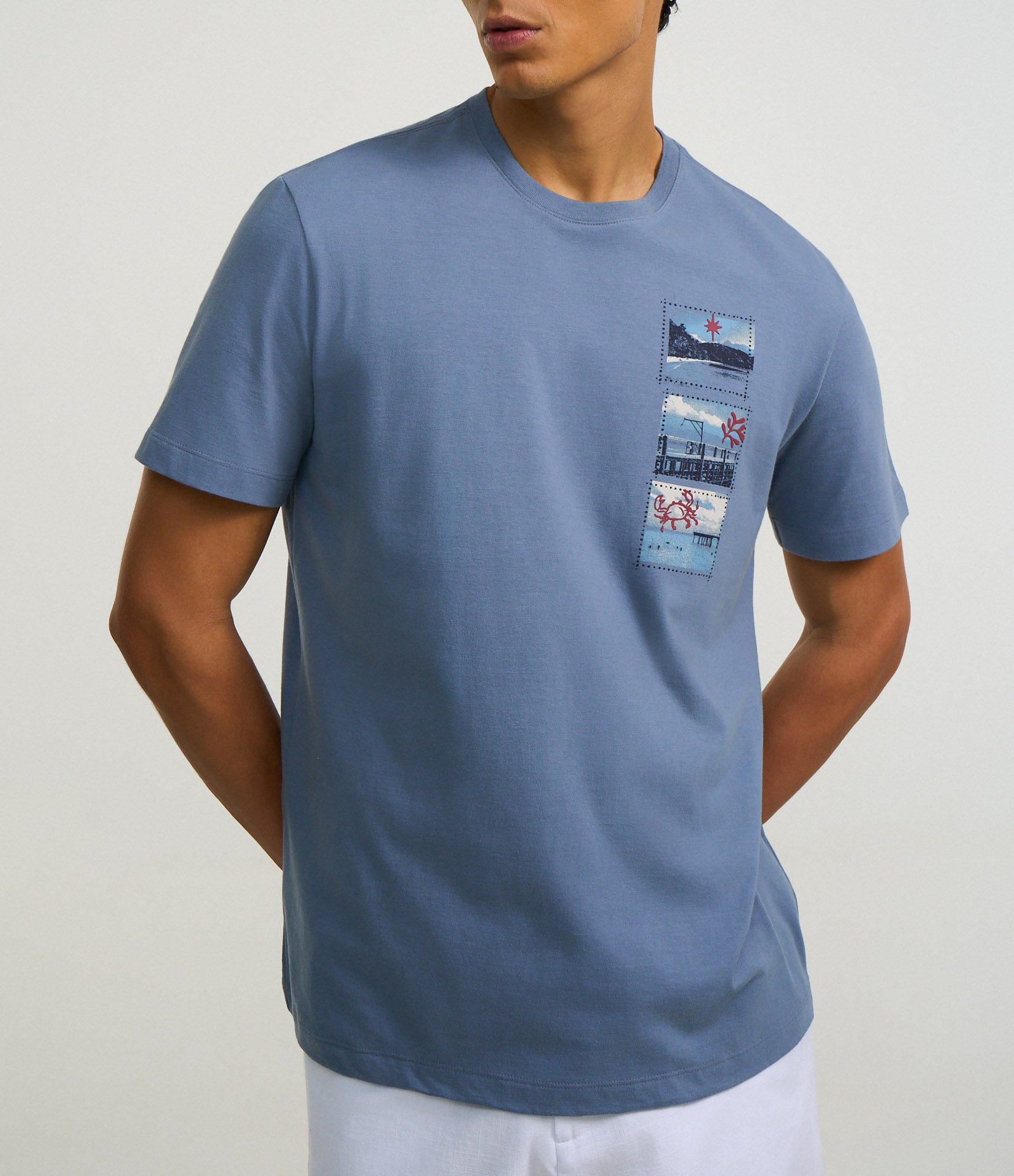 Camiseta em Algodão com Estampa Localizada de Fotografias Azul 3