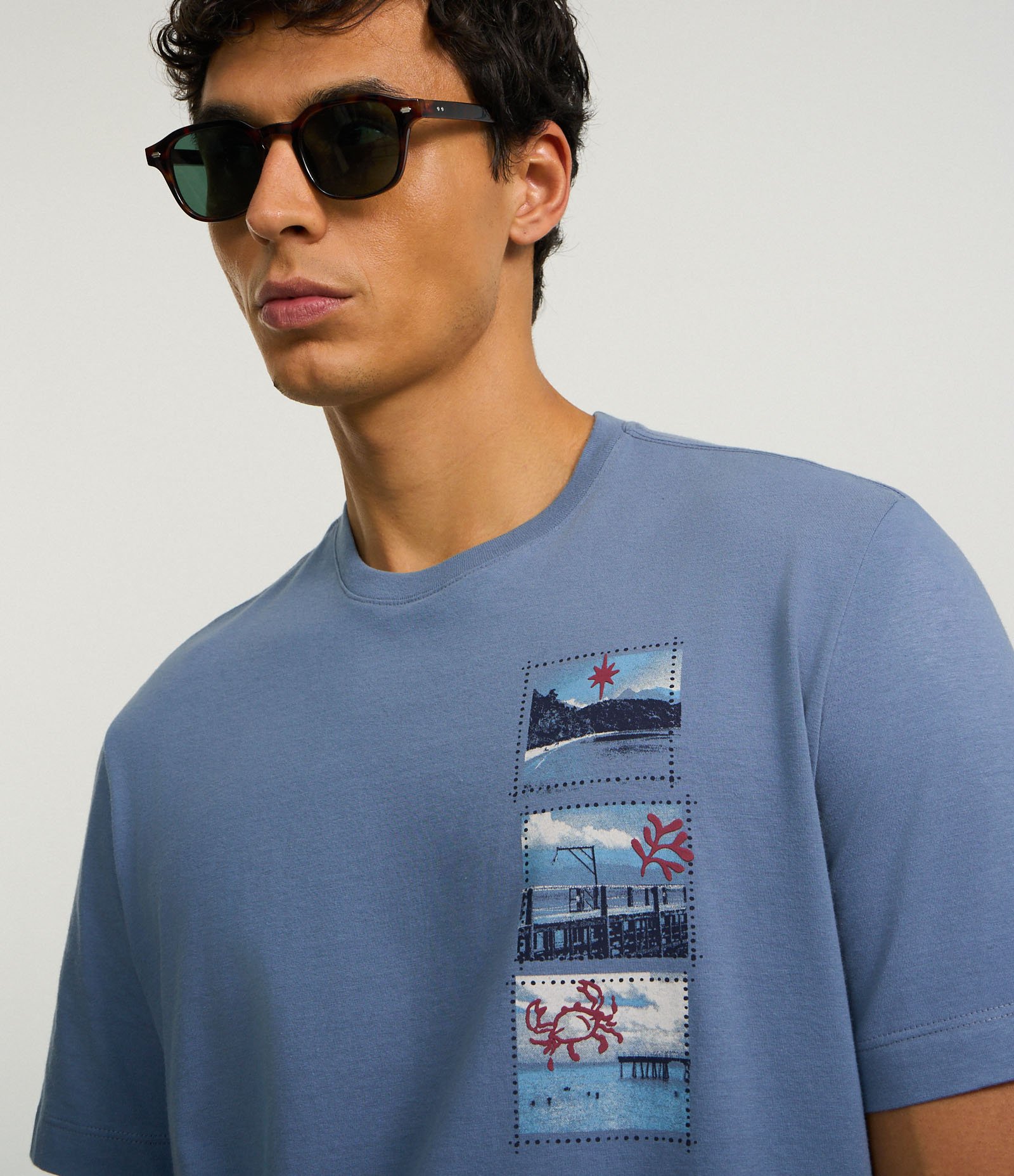 Camiseta em Algodão com Estampa Localizada de Fotografias Azul 4