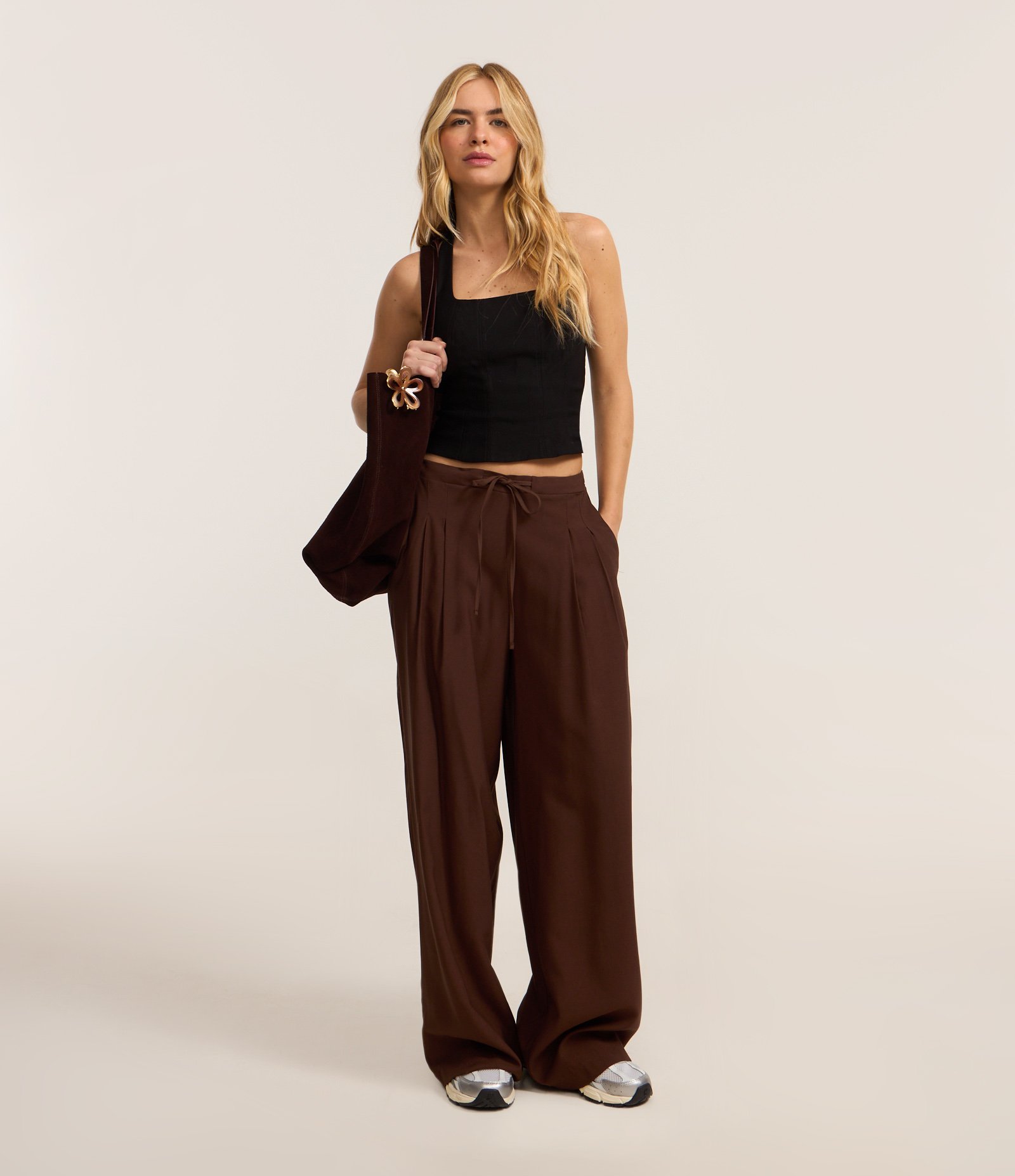 Calça Wide Leg Alfaiatada com Amarração Marrom 1