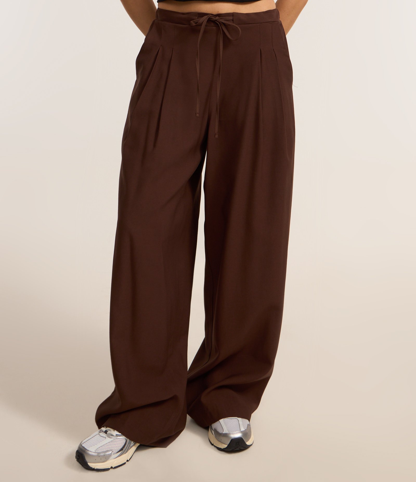 Calça Wide Leg Alfaiatada com Amarração Marrom 3