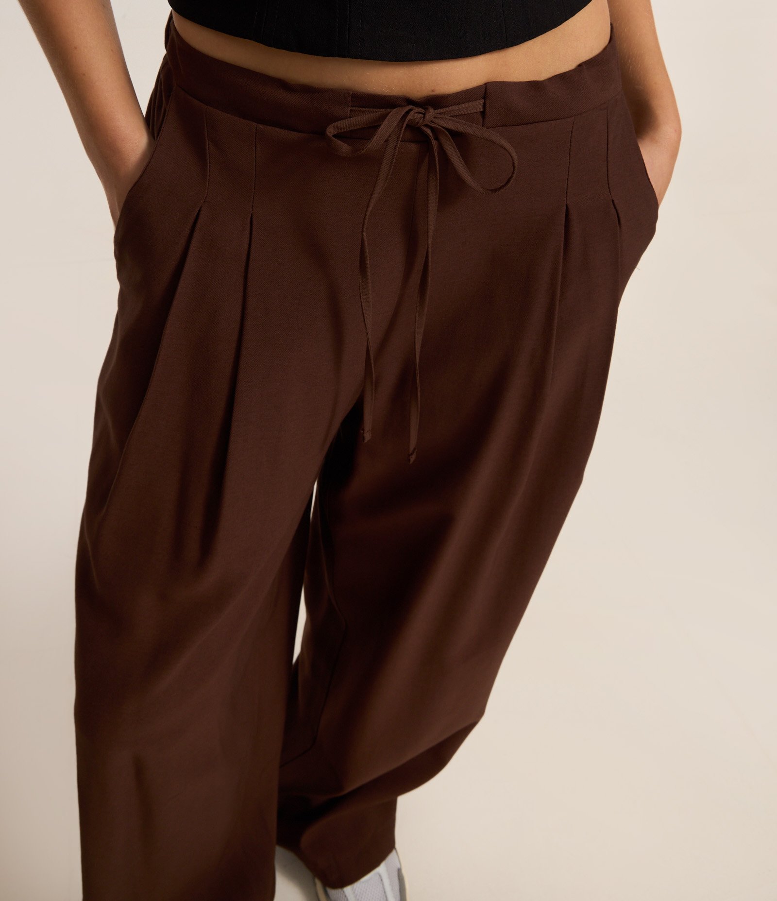 Calça Wide Leg Alfaiatada com Amarração Marrom 4