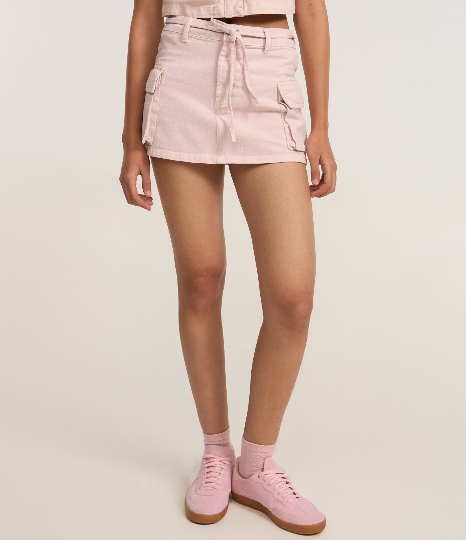 Minissaia em Sarja com Bolsos Cargo e Cintinho de Amarração Rosa Claro 3