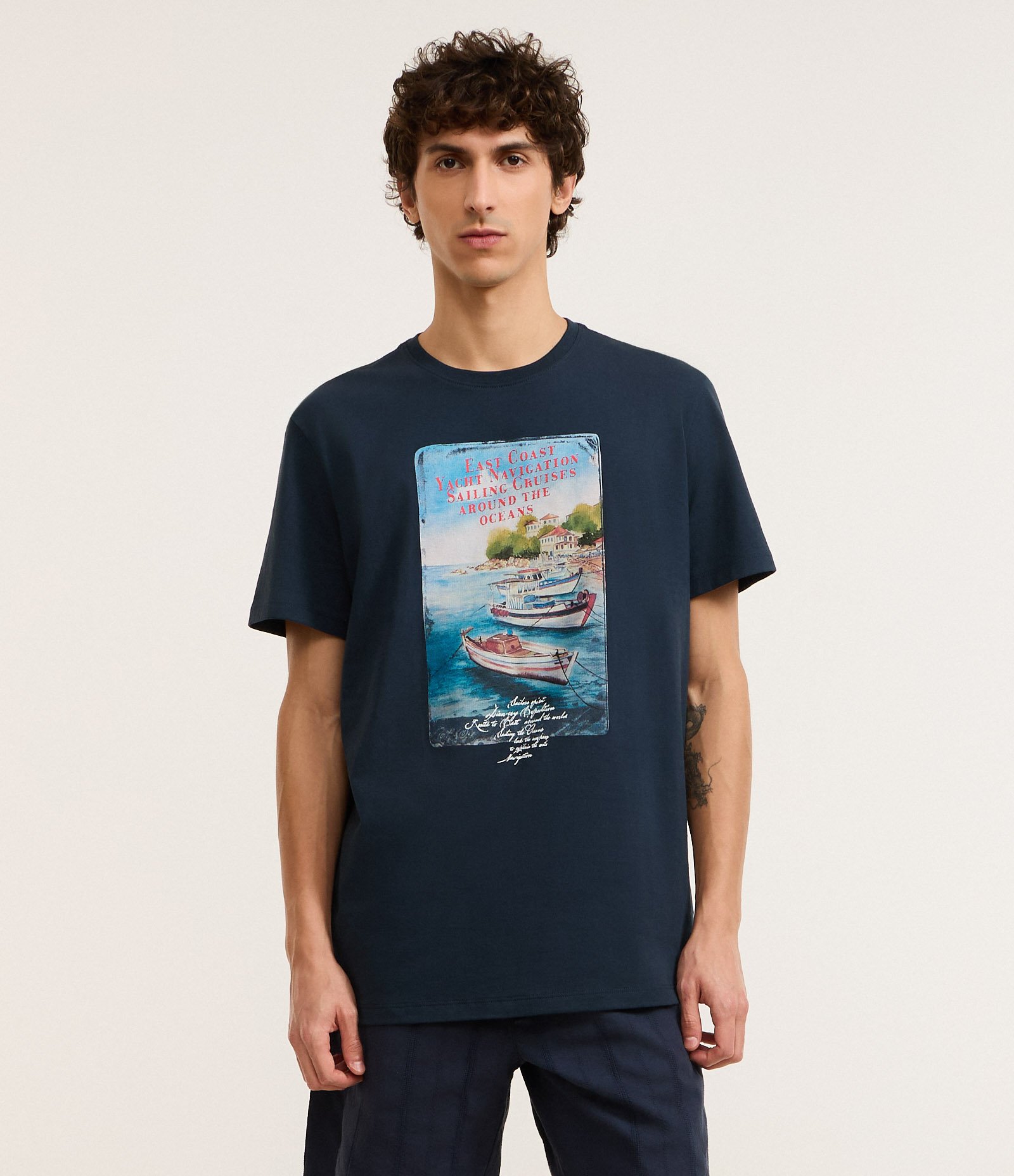 Camiseta em Algodão com Estampa de Paisagem Barcos na Praia Azul 1