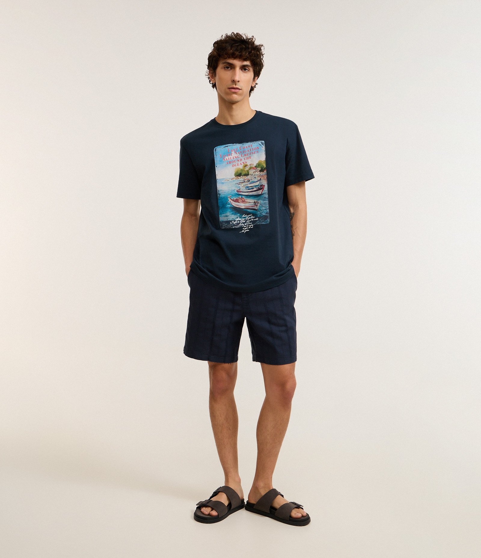 Camiseta em Algodão com Estampa de Paisagem Barcos na Praia Azul 2