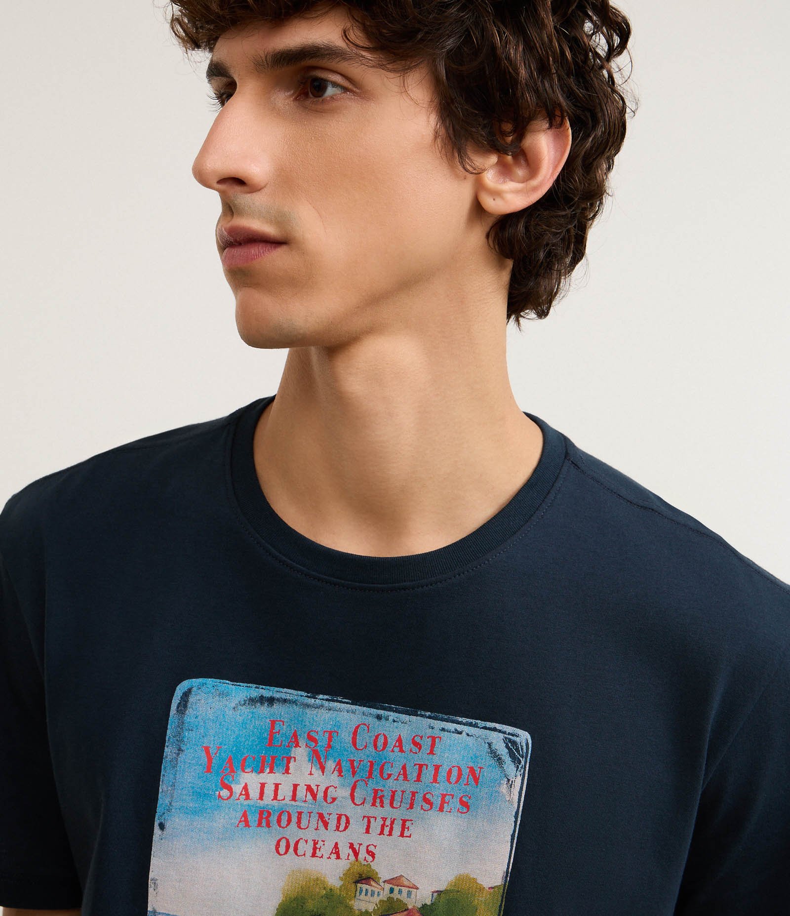 Camiseta em Algodão com Estampa de Paisagem Barcos na Praia Azul 3