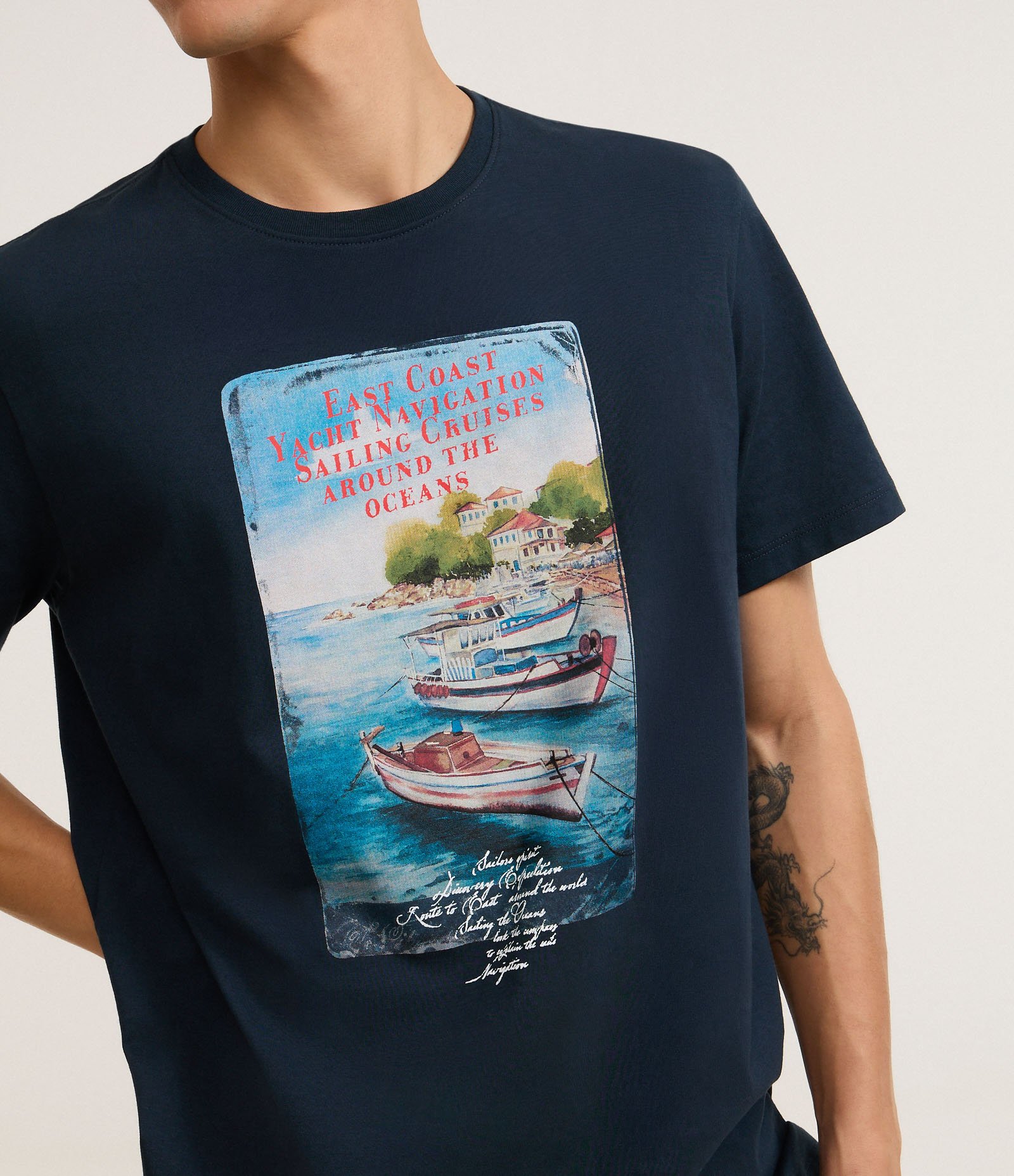 Camiseta em Algodão com Estampa de Paisagem Barcos na Praia Azul 4