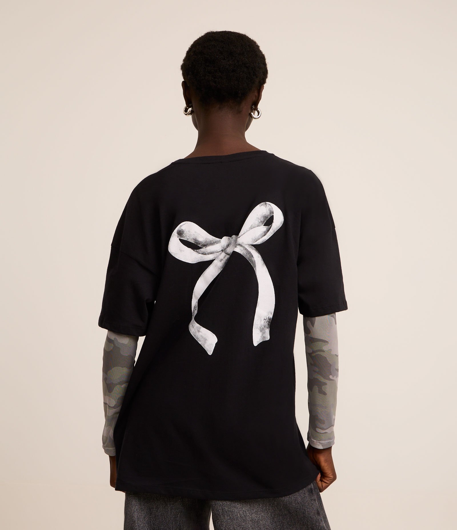 Camiseta Oversized com Manga de Tule Estampa Camuflada e Laço Preto 1