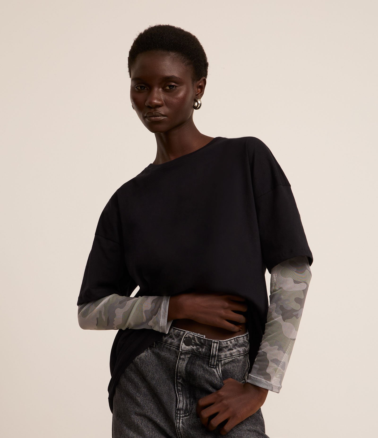 Camiseta Oversized com Manga de Tule Estampa Camuflada e Laço Preto 2