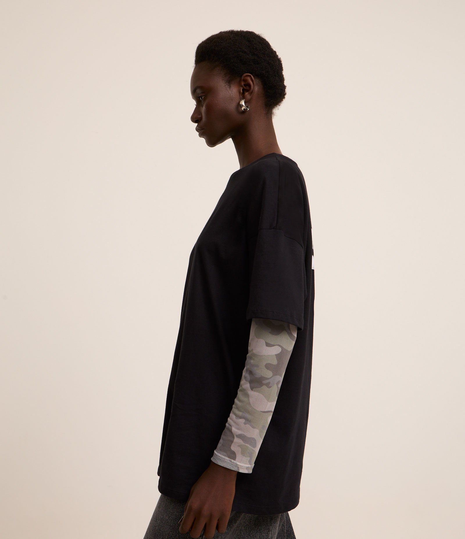 Camiseta Oversized com Manga de Tule Estampa Camuflada e Laço Preto 4