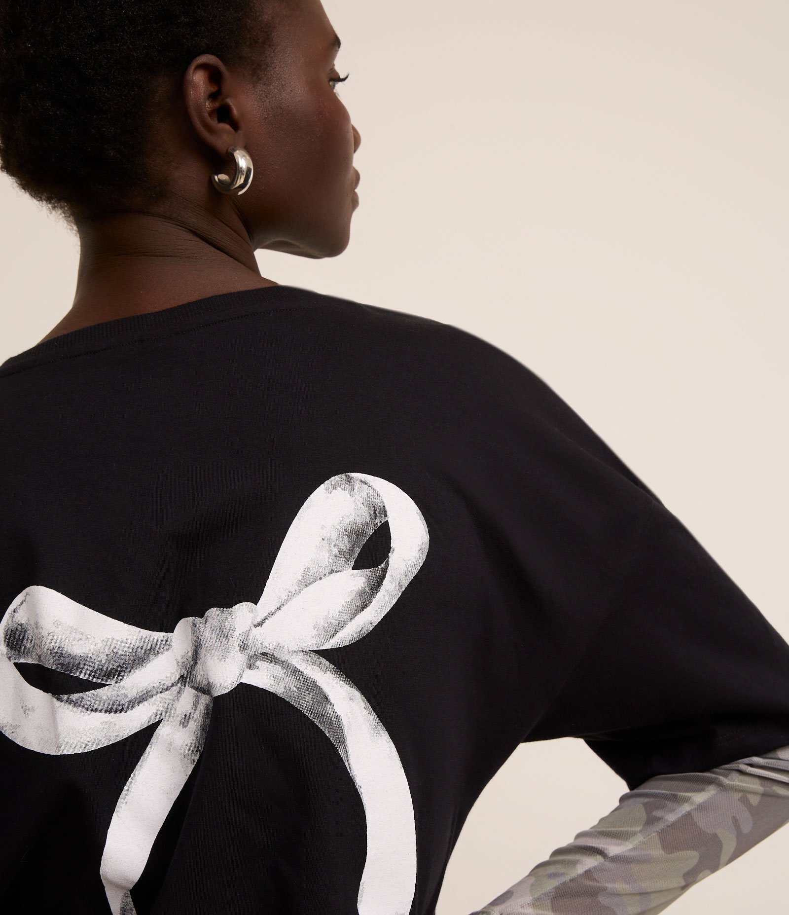Camiseta Oversized com Manga de Tule Estampa Camuflada e Laço Preto 5