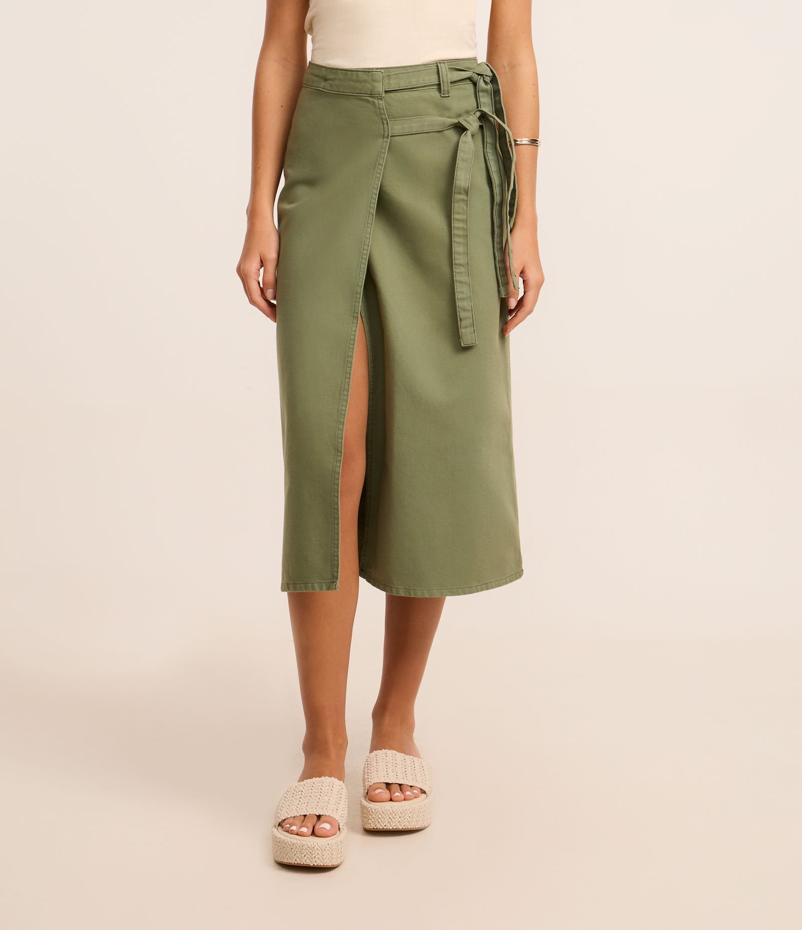 Saia Midi em Sarja Cruzada com Cintos de Amarração na Lateral Verde 2