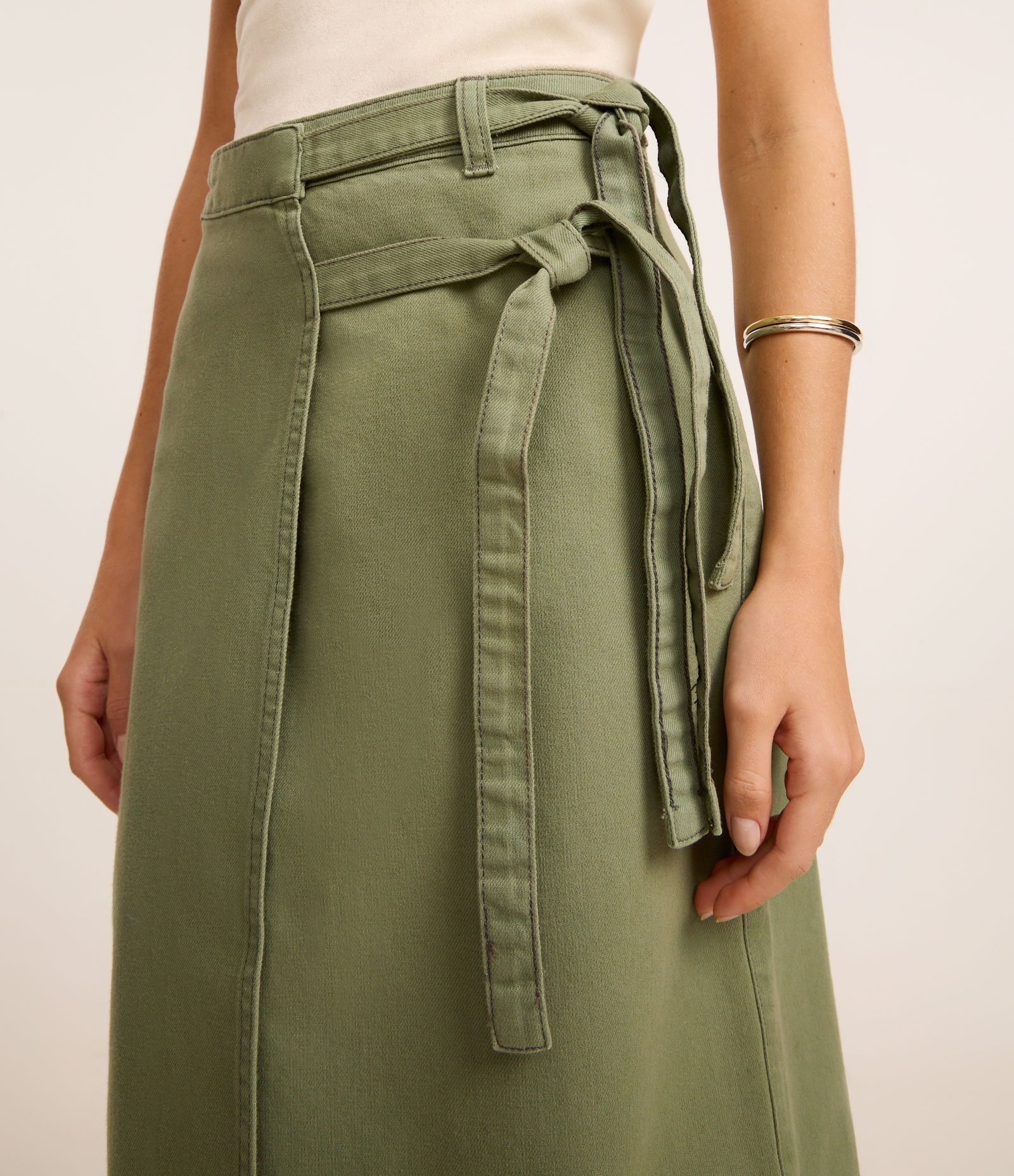 Saia Midi em Sarja Cruzada com Cintos de Amarração na Lateral Verde 3