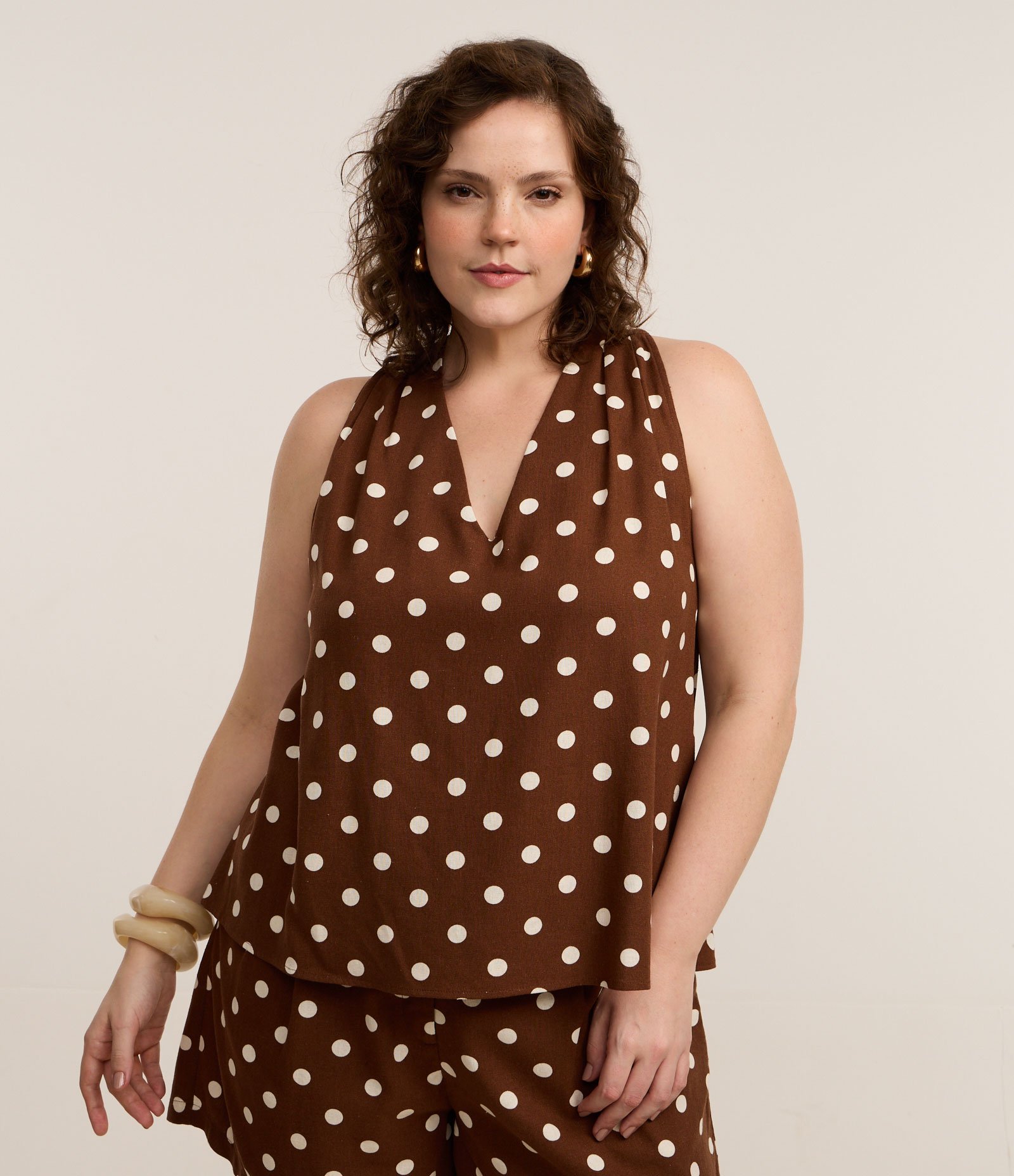 Regata em Viscolinho com Estampa Poá Curve & Plus Size Marrom 1