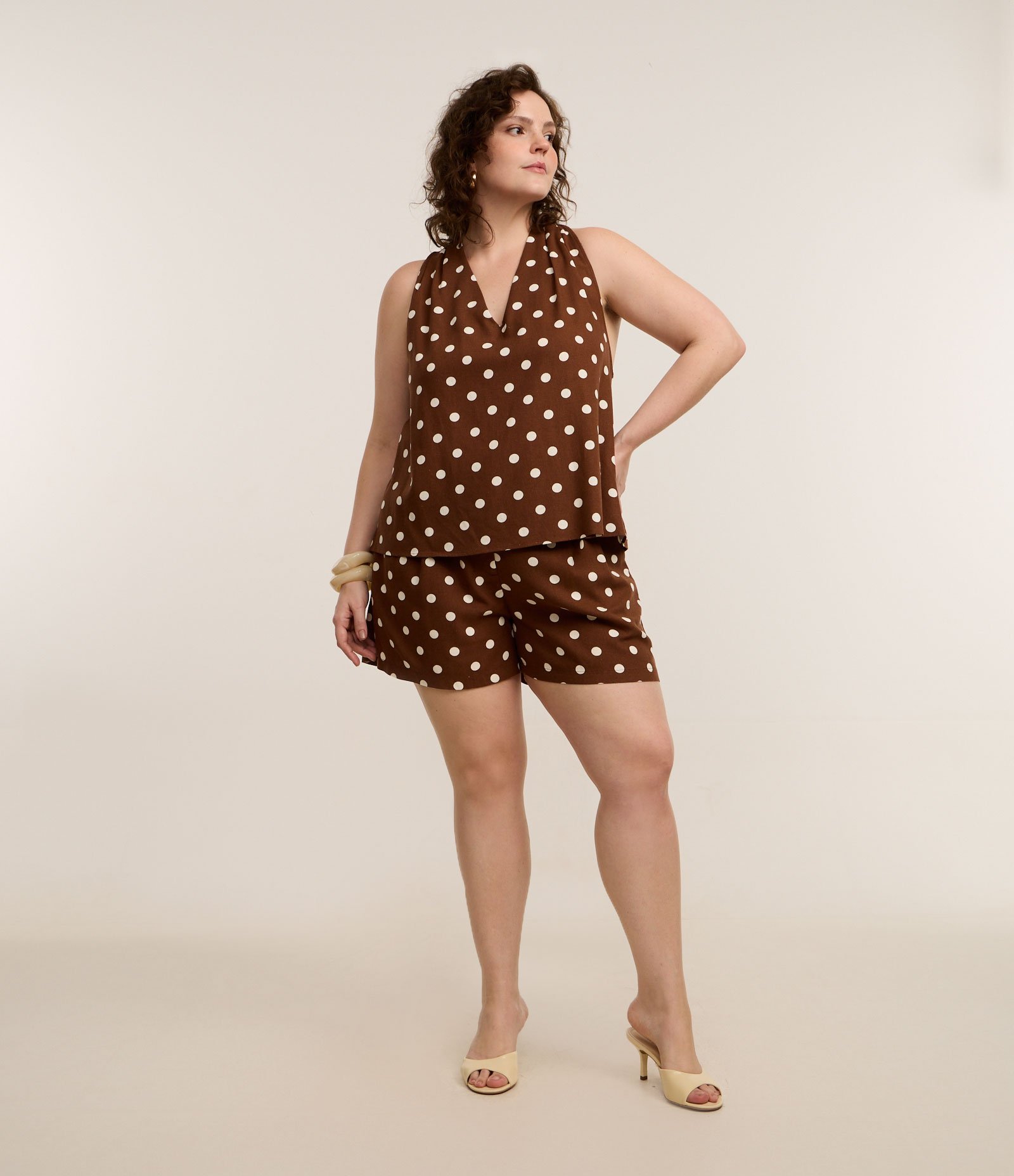 Regata em Viscolinho com Estampa Poá Curve & Plus Size Marrom 2