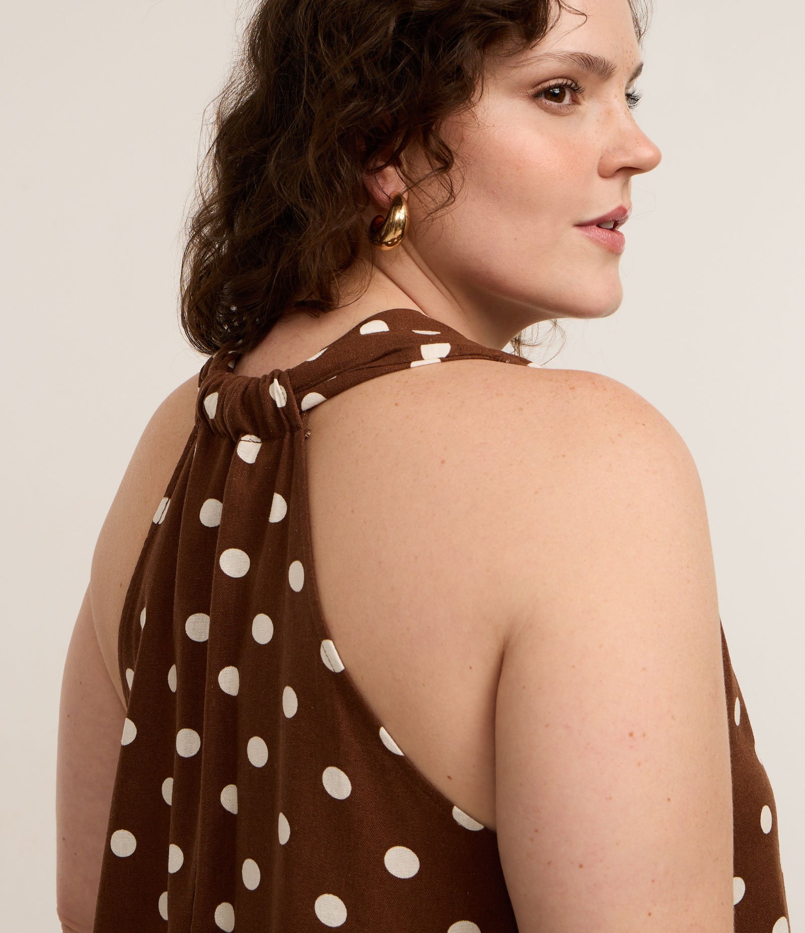 Regata em Viscolinho com Estampa Poá Curve & Plus Size Marrom 4