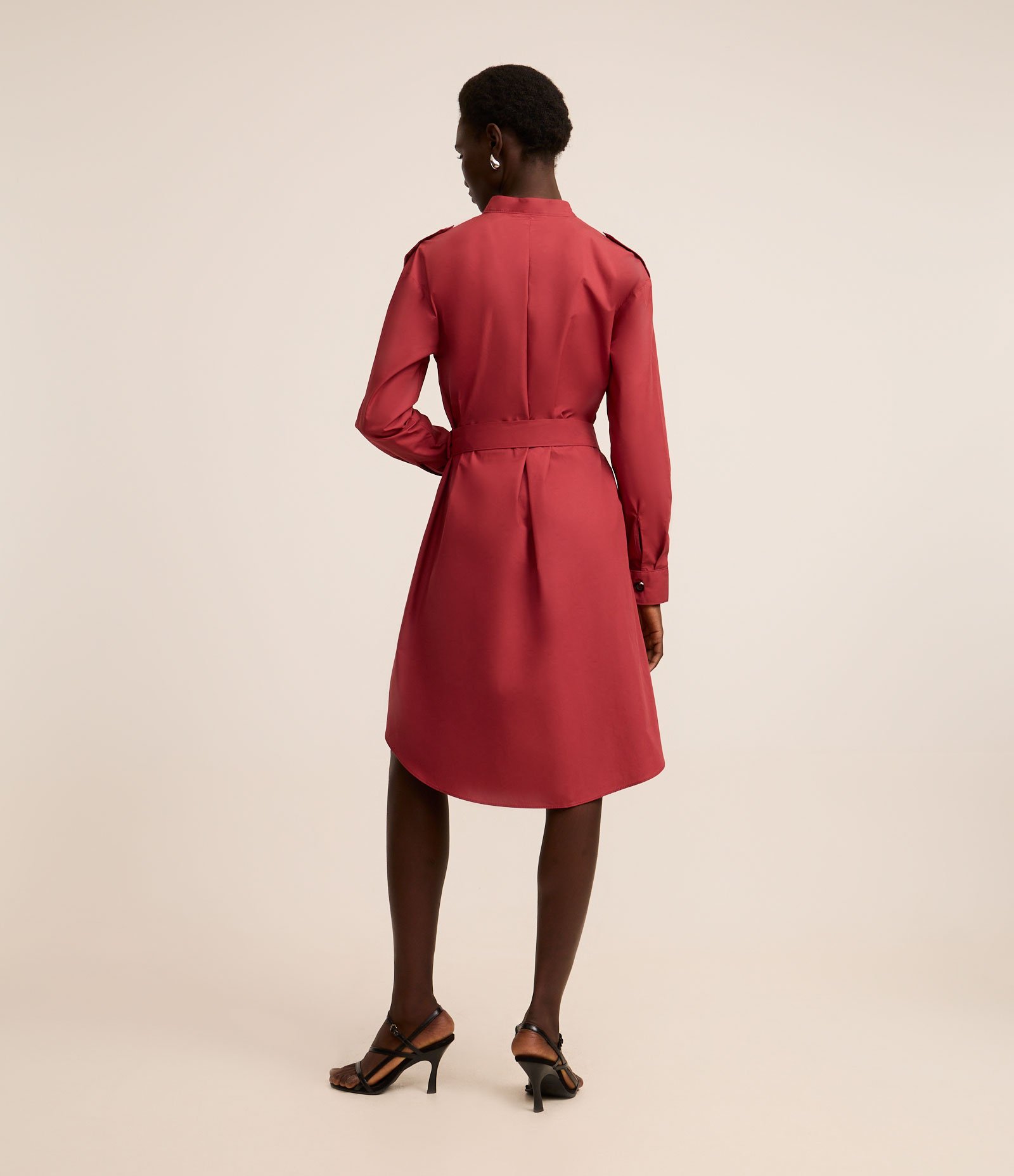 Vestido Curto Chemise com Cinto e Manga Longa Vermelho Cereja 3