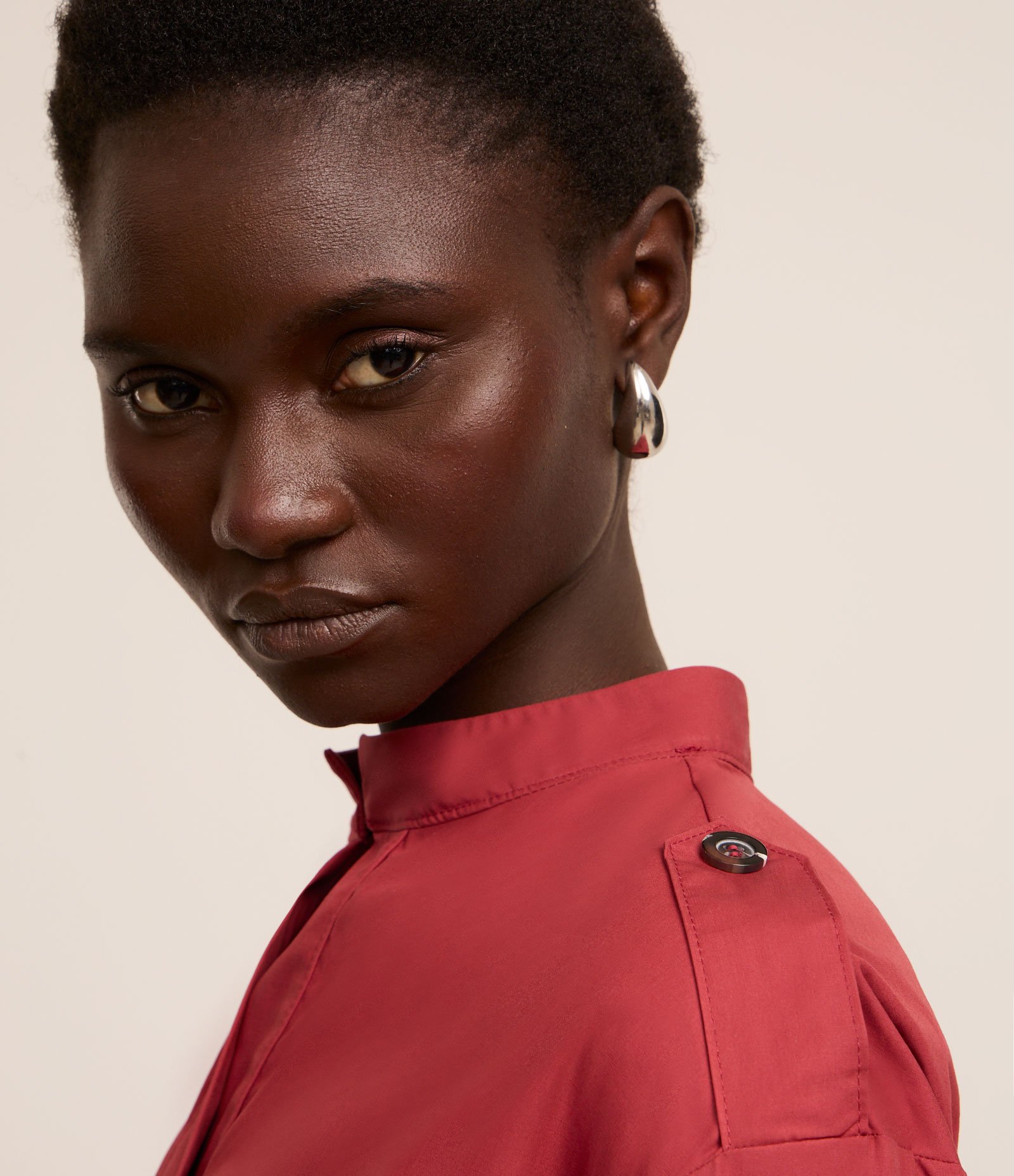 Vestido Curto Chemise com Cinto e Manga Longa Vermelho Cereja 4