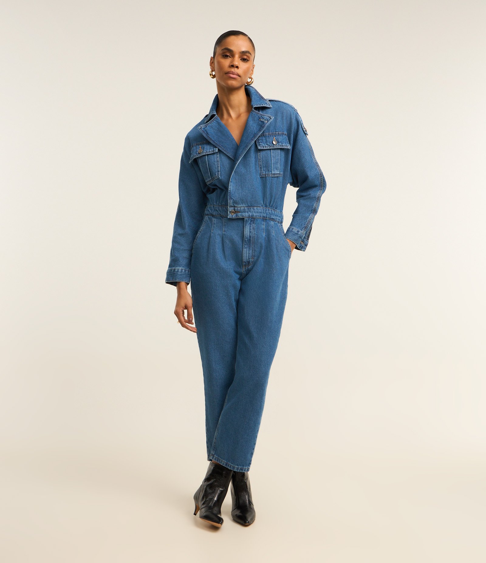 Macacão Jeans com Bolsos e Aletas nos Ombros Azul 1