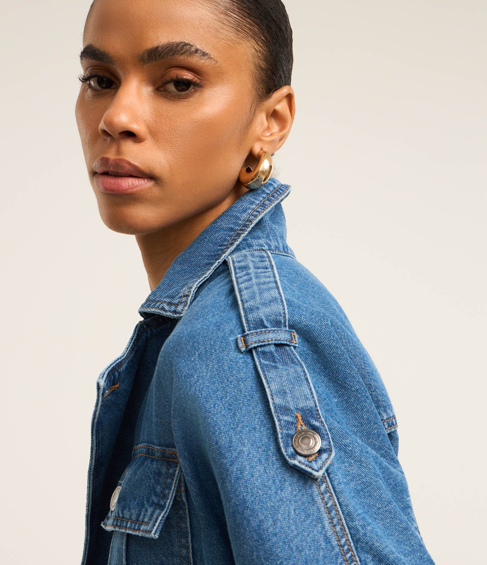 Macacão Jeans com Bolsos e Aletas nos Ombros Azul 2