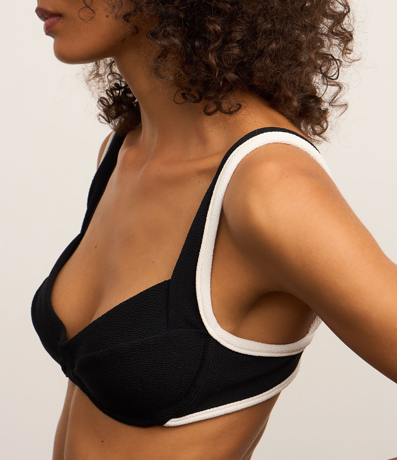 Biquíni Top Meia Taça em Microfibra Texturizada com Detalhe Contrastante Preto 3