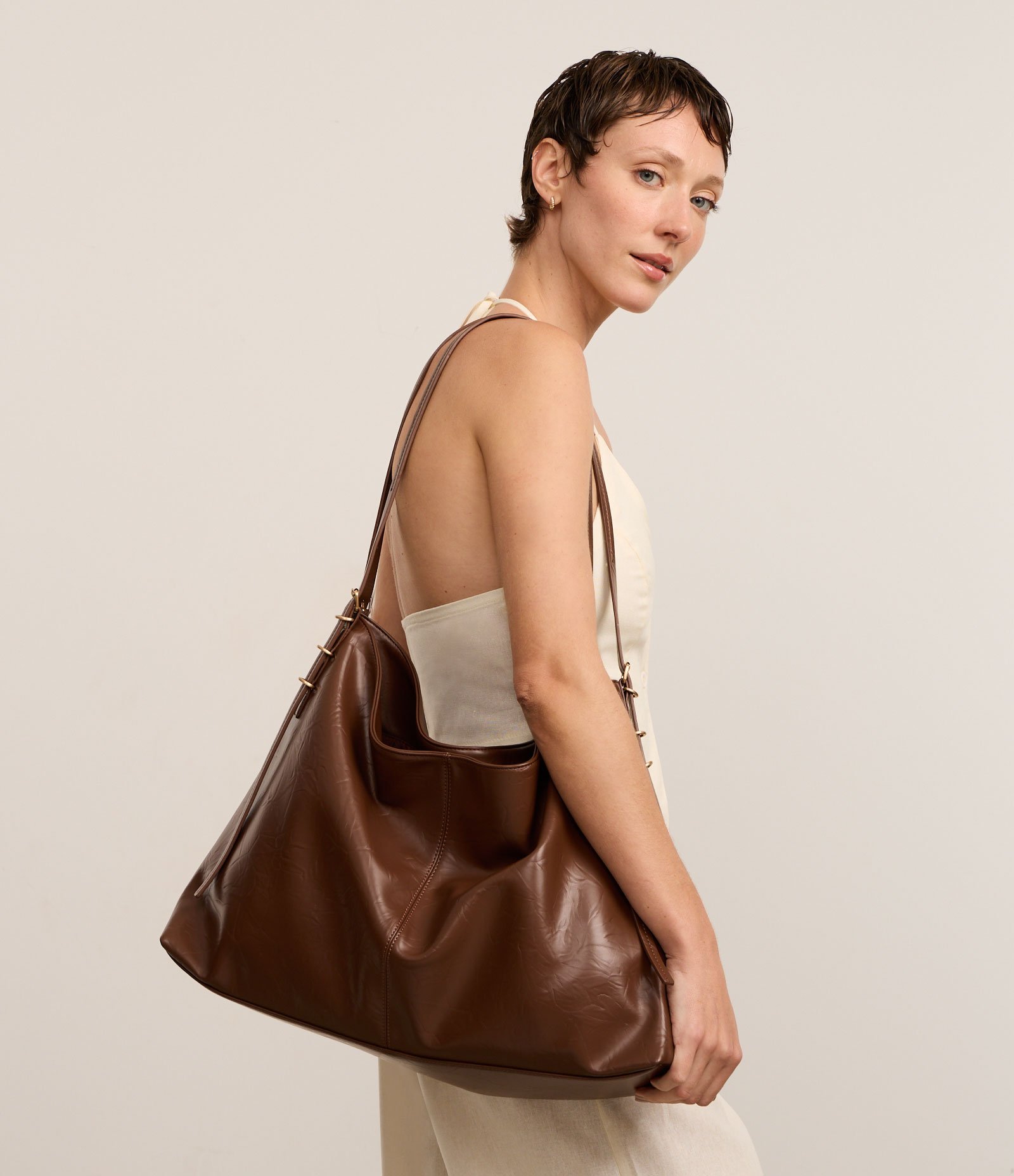 Bolsa Hobo Grande com Detalhes de Metal Marrom 1