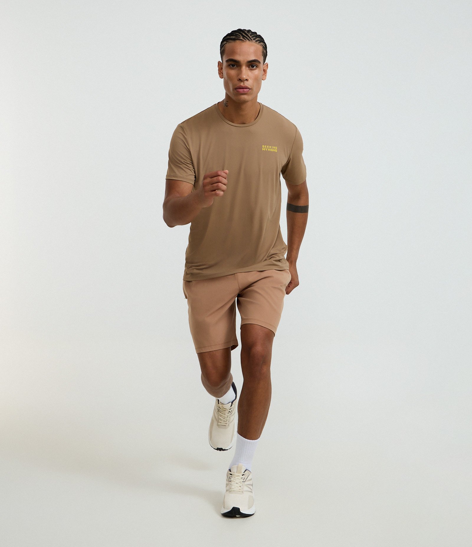 Bermuda Esportiva Básica com Cós Elástico Marrom 1