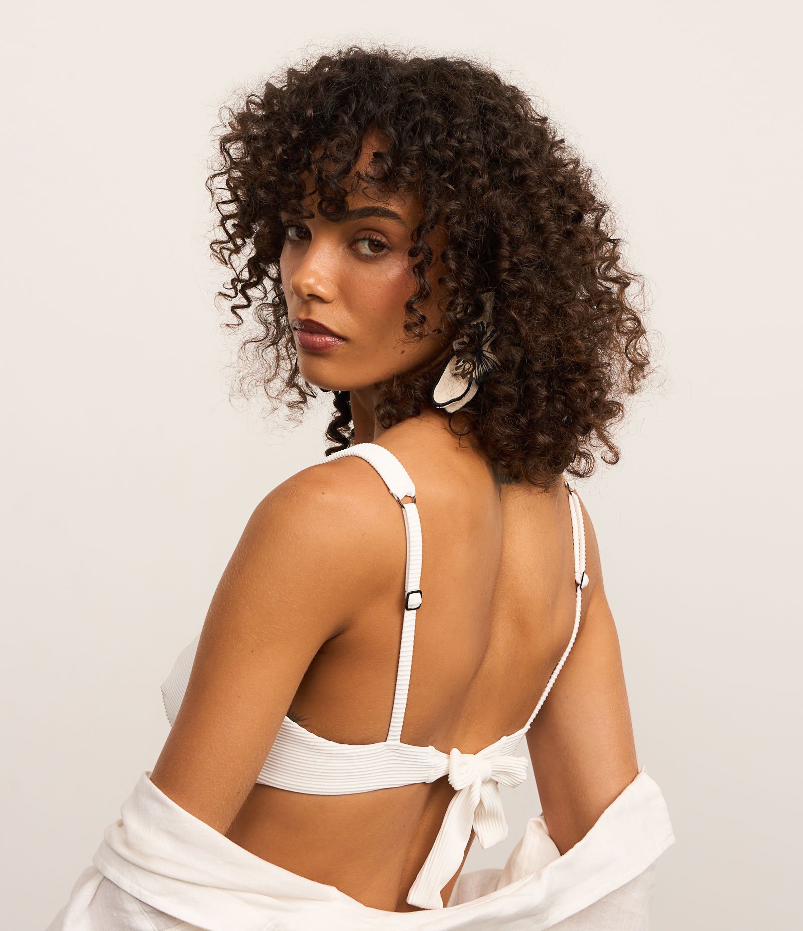 Biquíni Top Meia Taça Alongado em Microfibra Canelada Branco 4