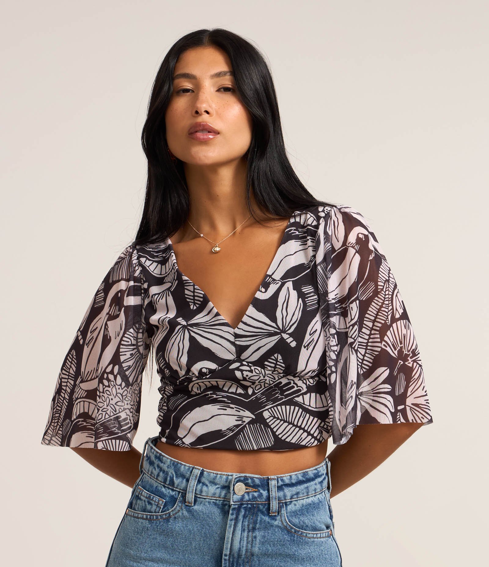 Blusa Cropped Tule com Estampa Floral Bicolor Preto/Cinza 1
