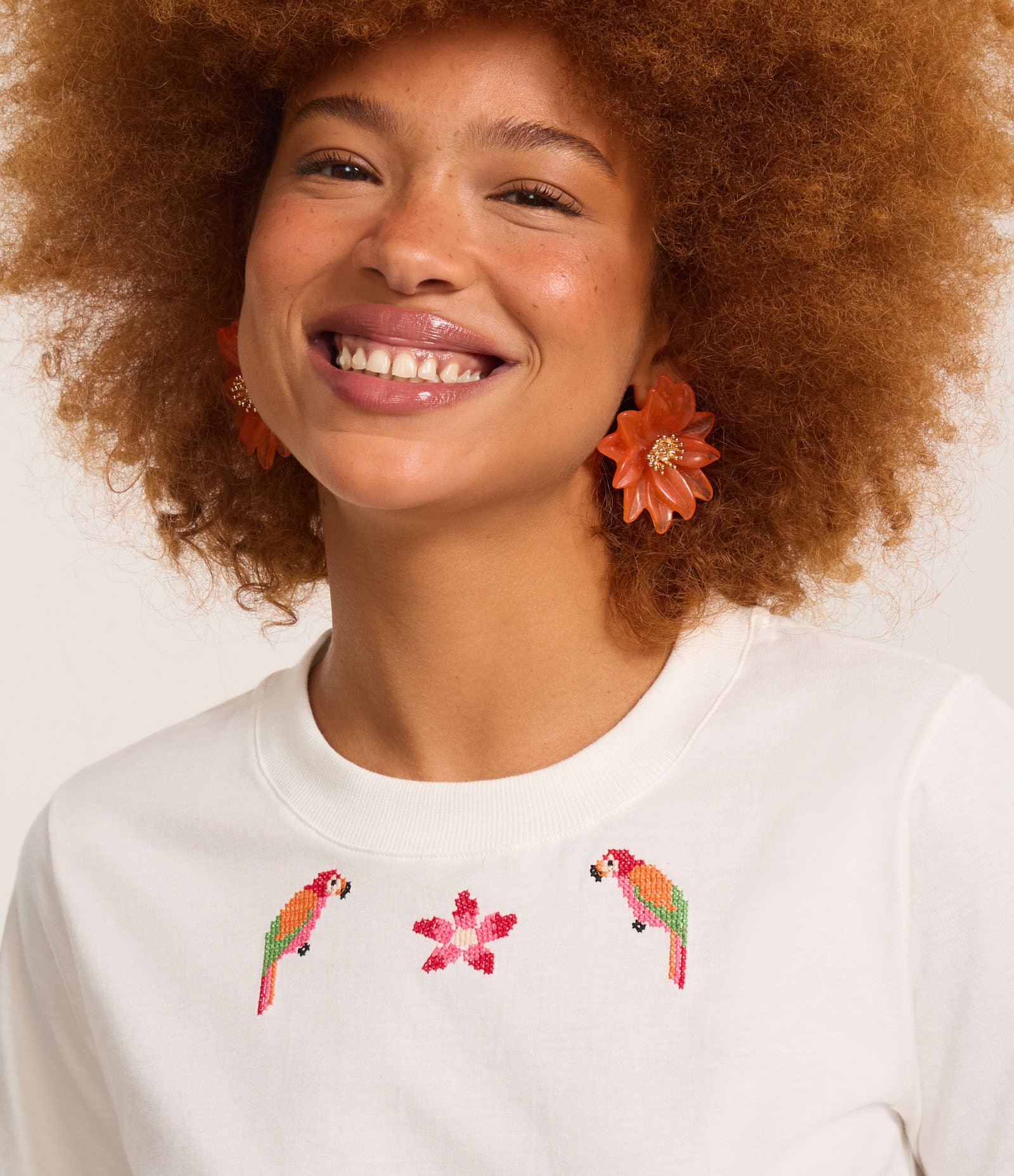 Blusa Baby Look com Bordado de Arara e Flor na Gola Branco 3