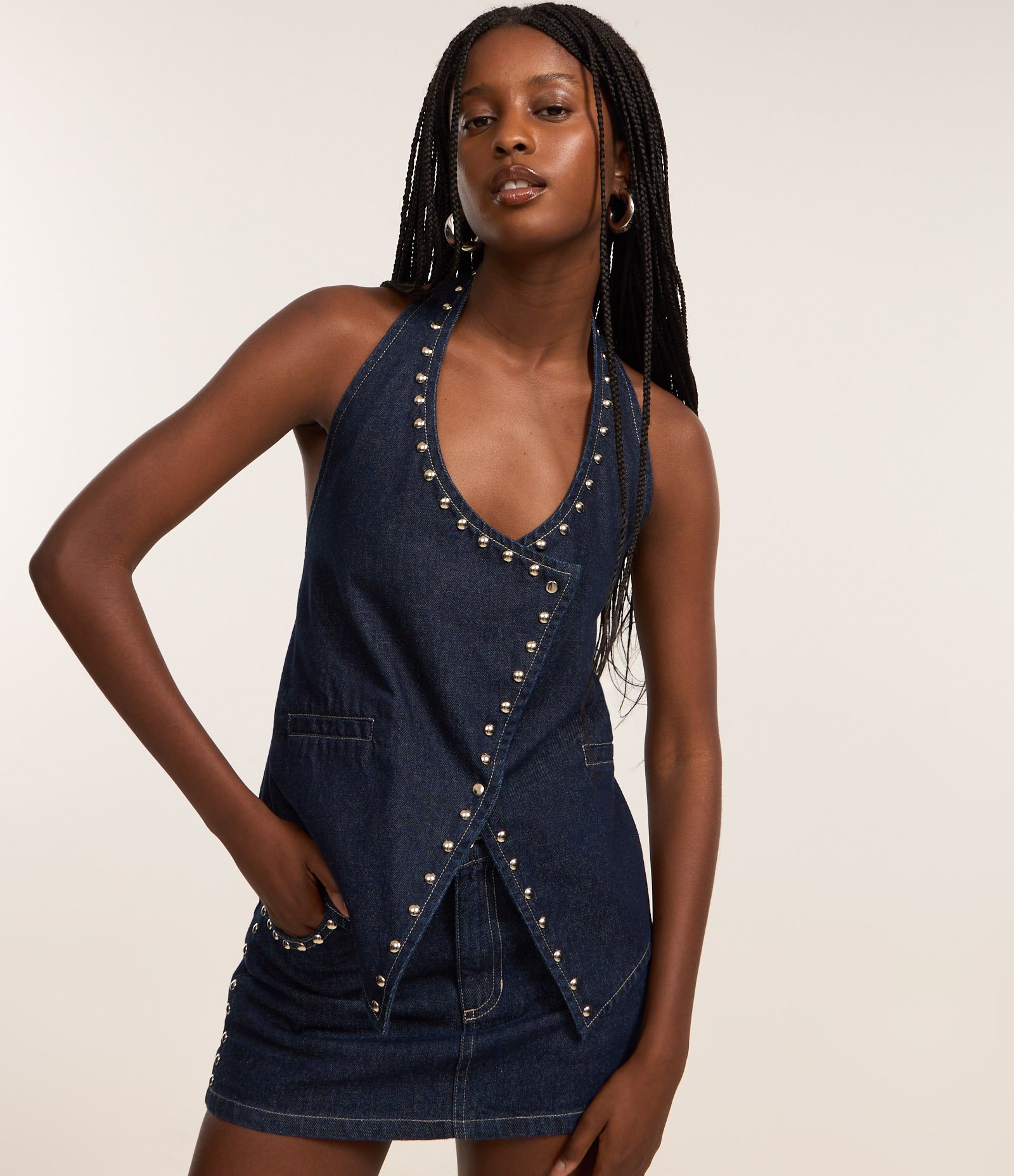 Minissaia em Jeans Raw com Aplicação de Tachinhas Azul 3