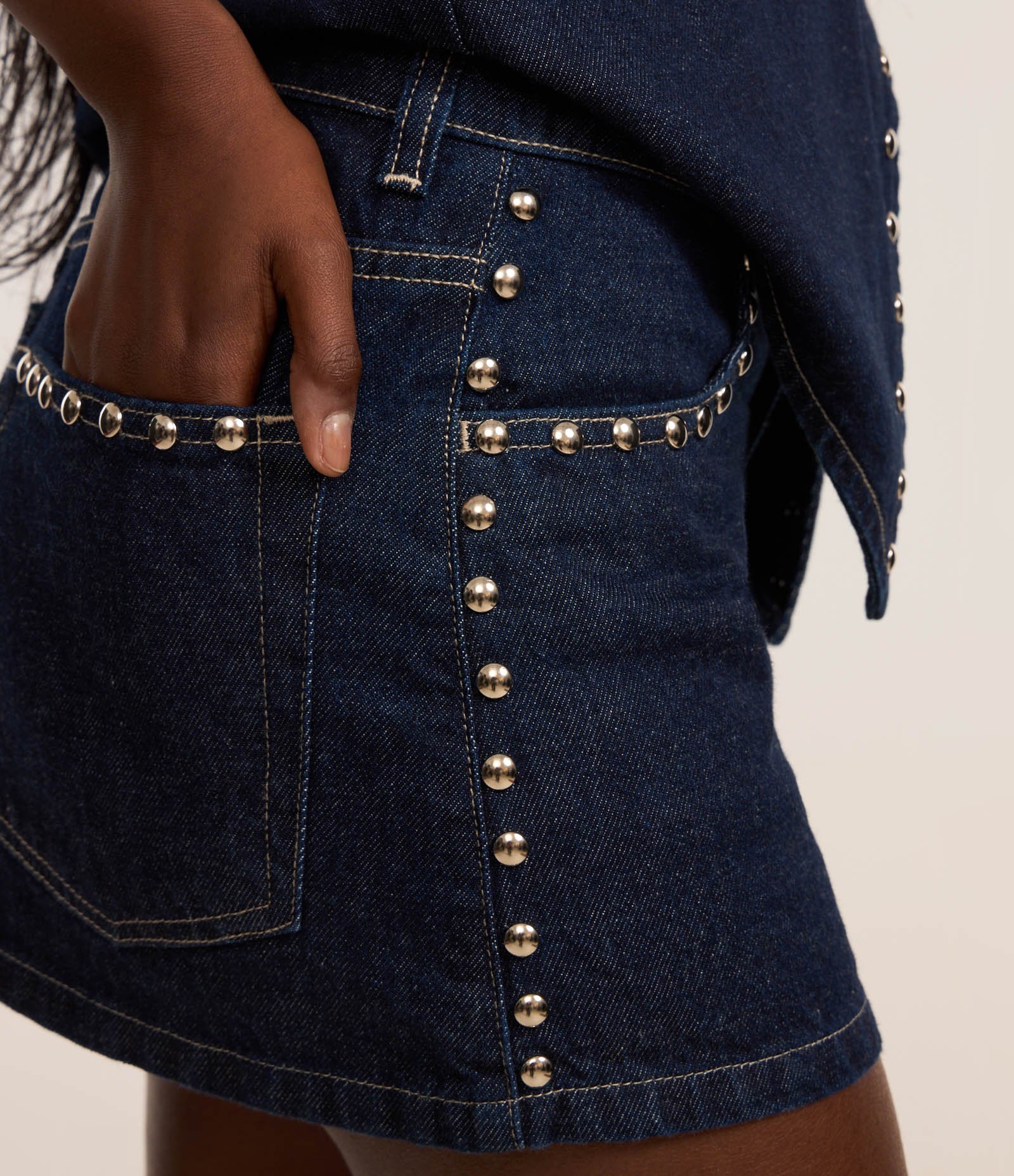 Minissaia em Jeans Raw com Aplicação de Tachinhas Azul 2