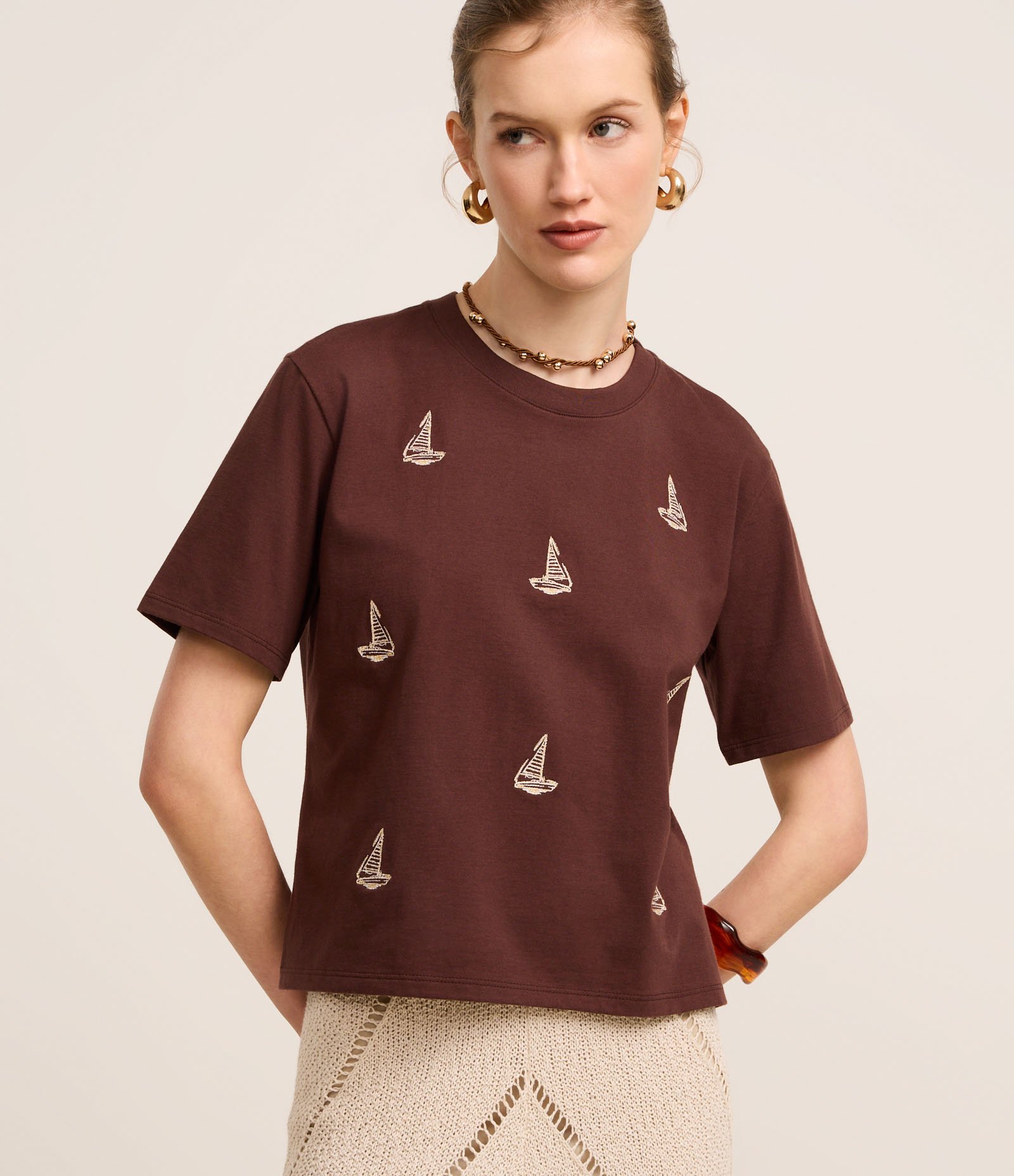 Blusa Slim em Algodão com Bordados de Barco à Vela Marrom 1