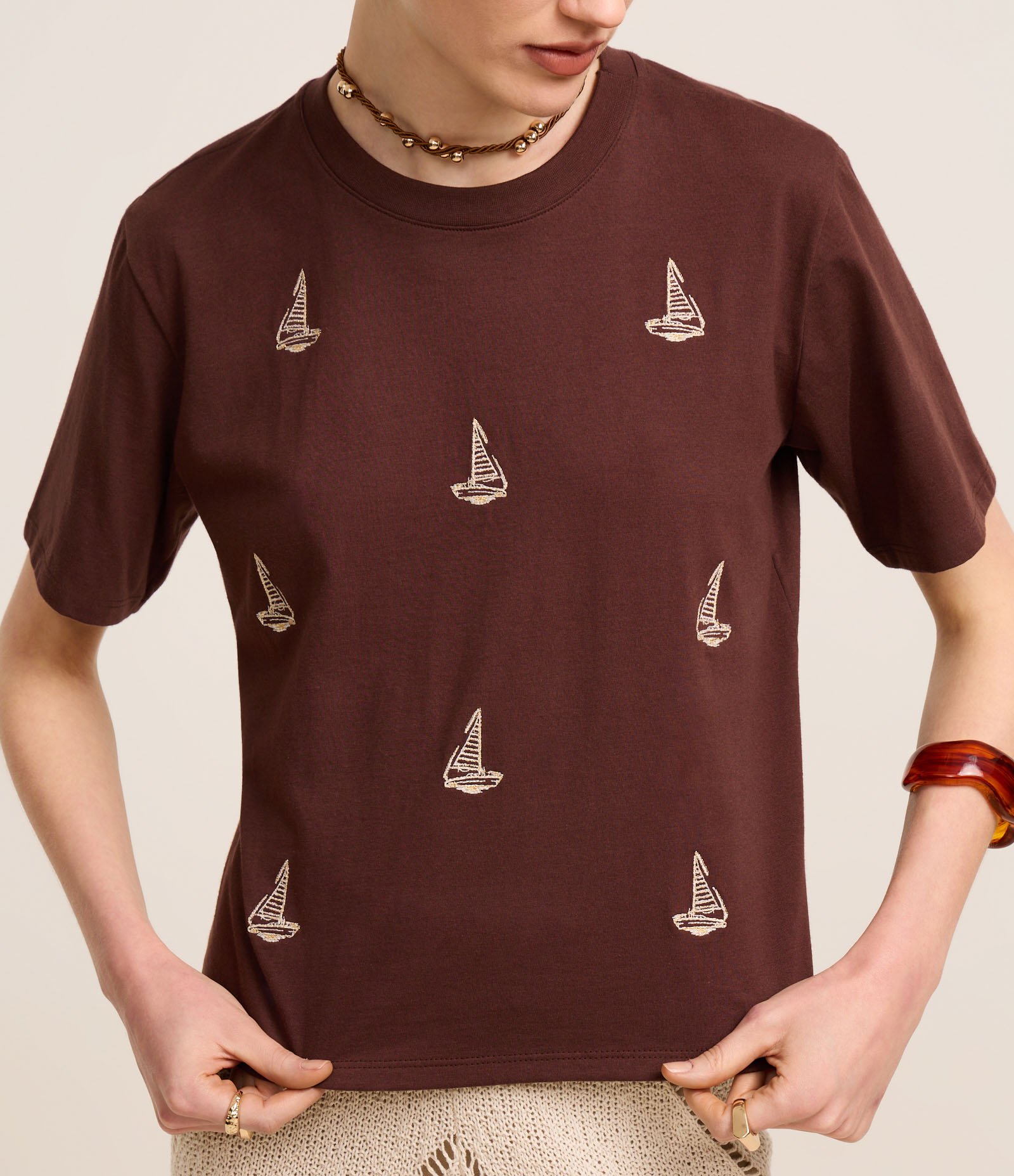Blusa Slim em Algodão com Bordados de Barco à Vela Marrom 4
