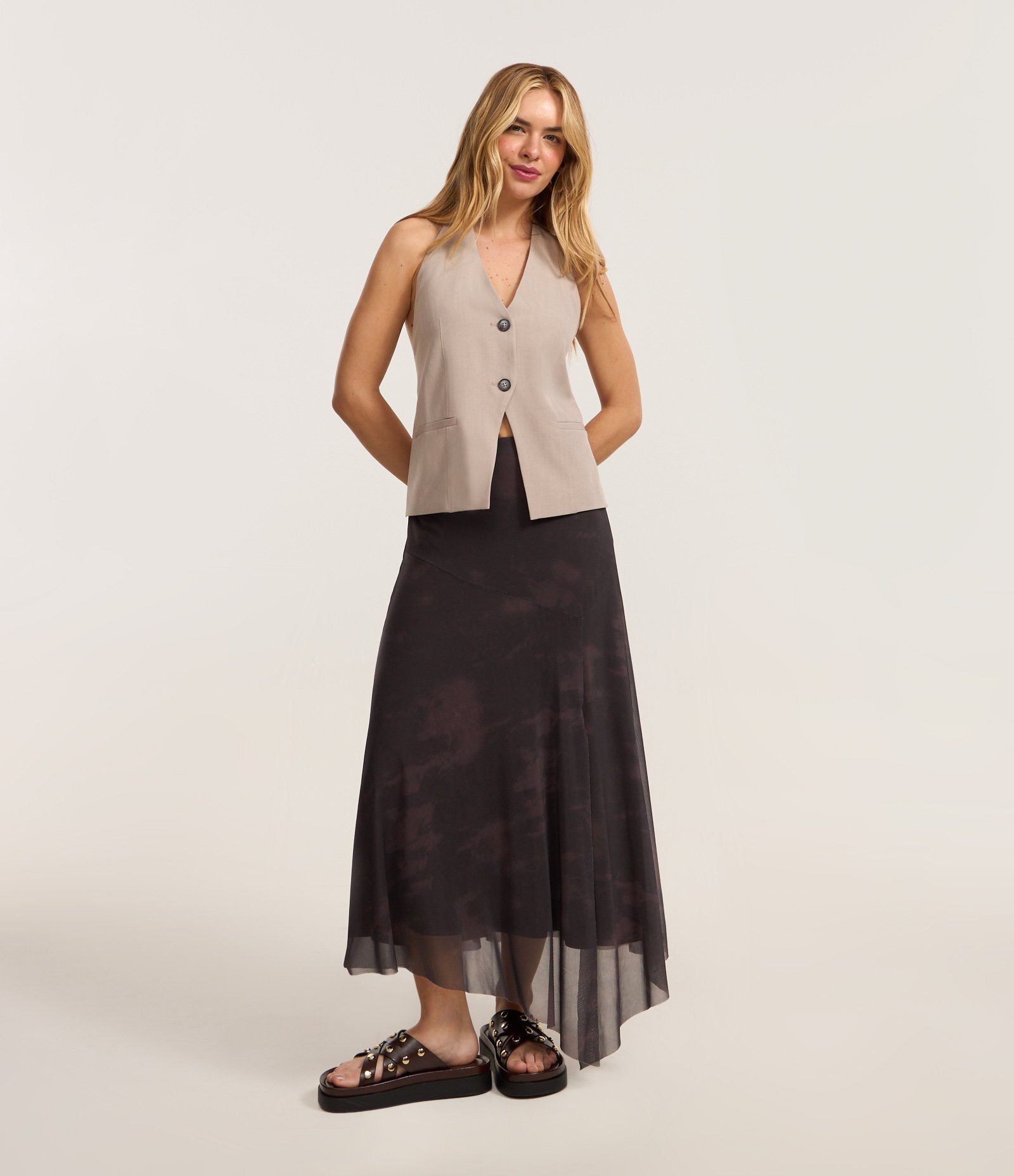 Saia Midi em Tule com Estampa Manchadinha e Barra Assimétrica Cinza 1