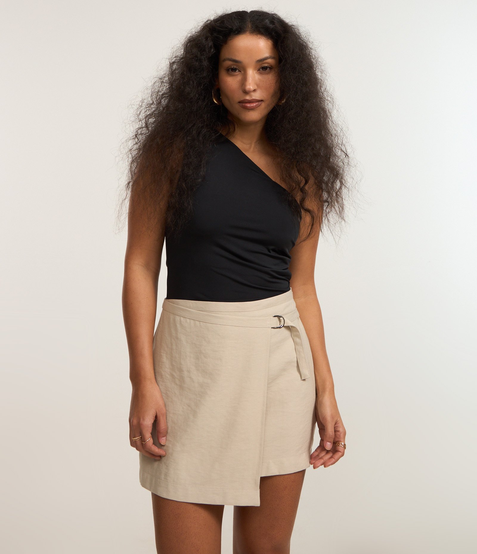 Saia Curta em Viscose Transpassada com Fivela Lateral Bege 2