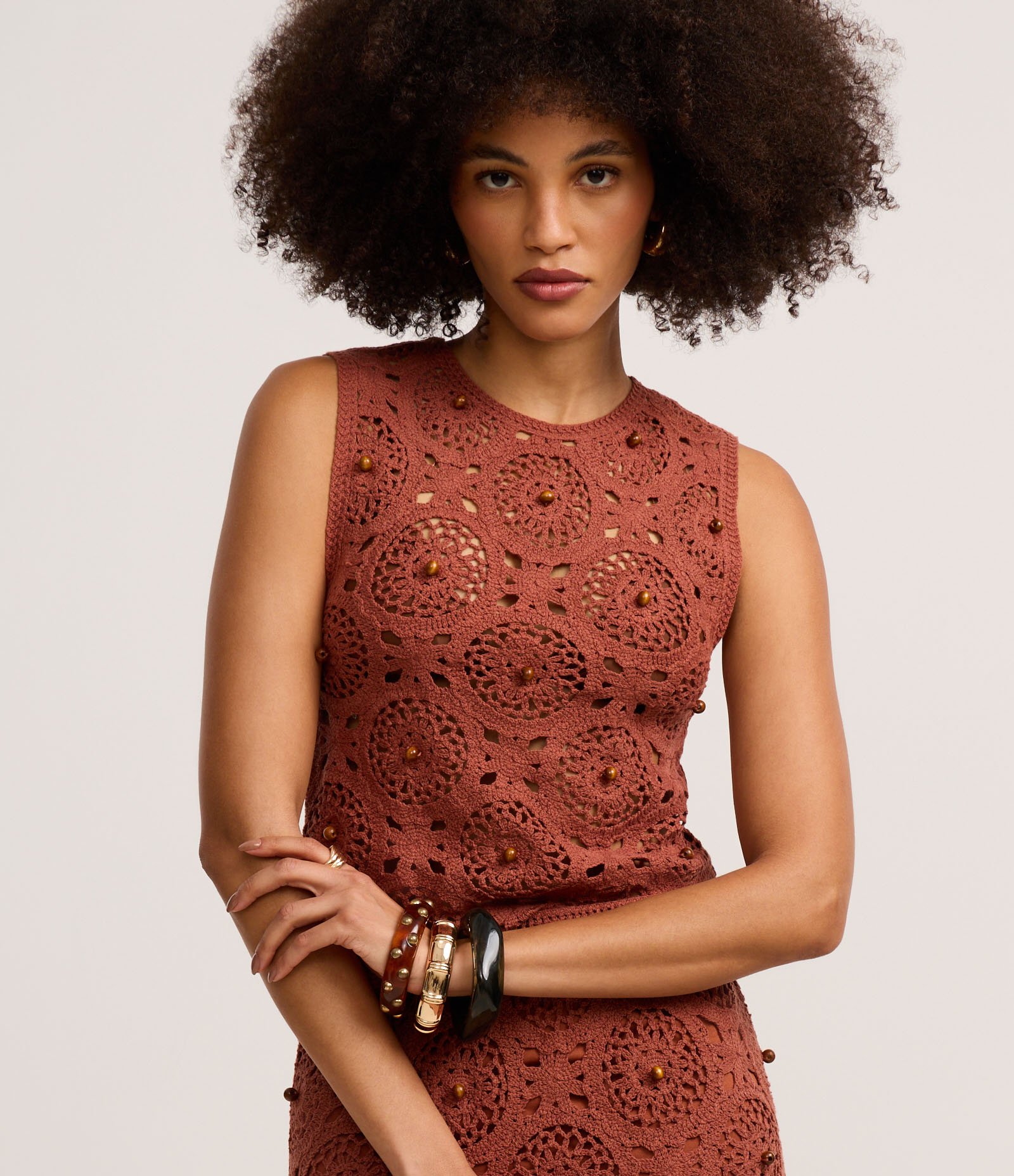 Blusa em Tricô Leve com Padrão Geométrico e Miçangas Marrom 1