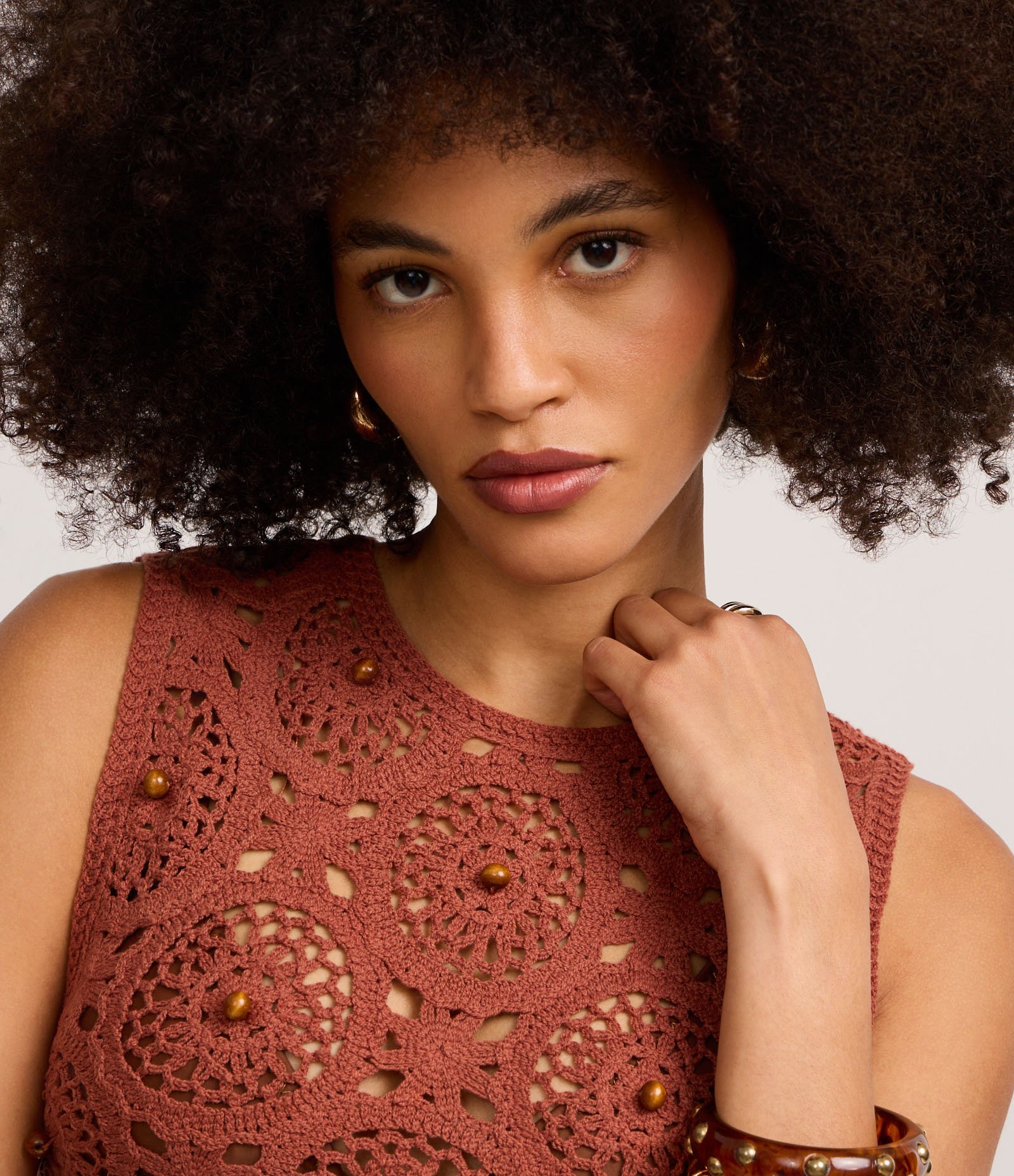 Blusa em Tricô Leve com Padrão Geométrico e Miçangas Marrom 4