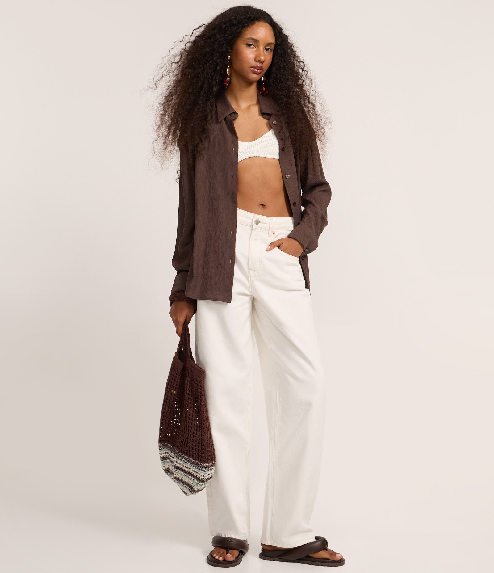 Camisa em Viscose Amassadinha com Abertura nas Costas e Texturizada Marrom 2