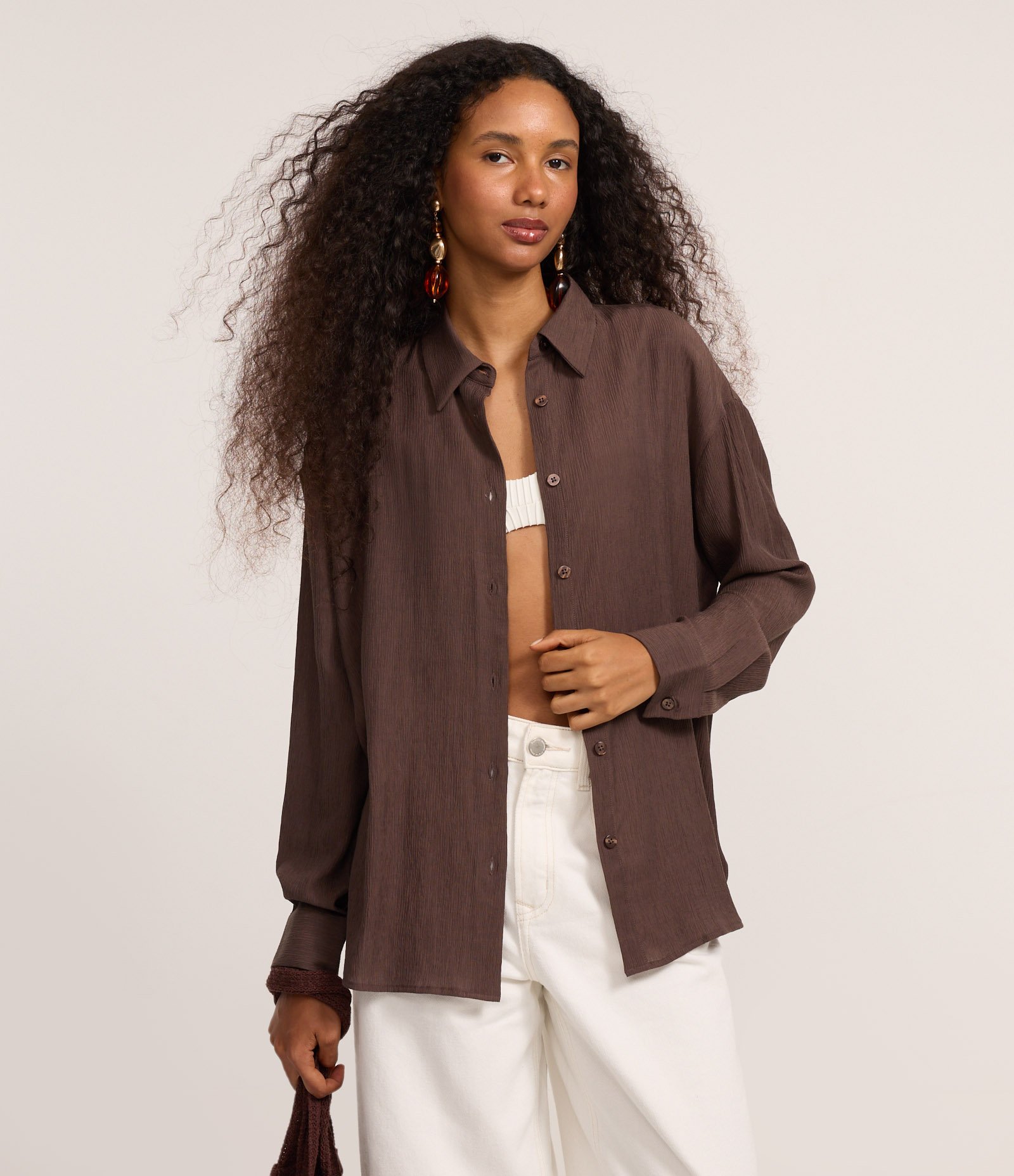 Camisa em Viscose Amassadinha com Abertura nas Costas e Texturizada Marrom 3