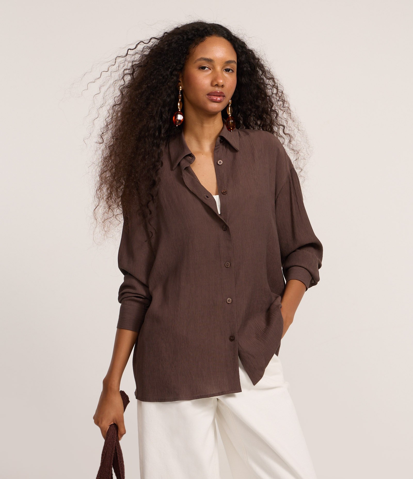 Camisa em Viscose Amassadinha com Abertura nas Costas e Texturizada Marrom 4