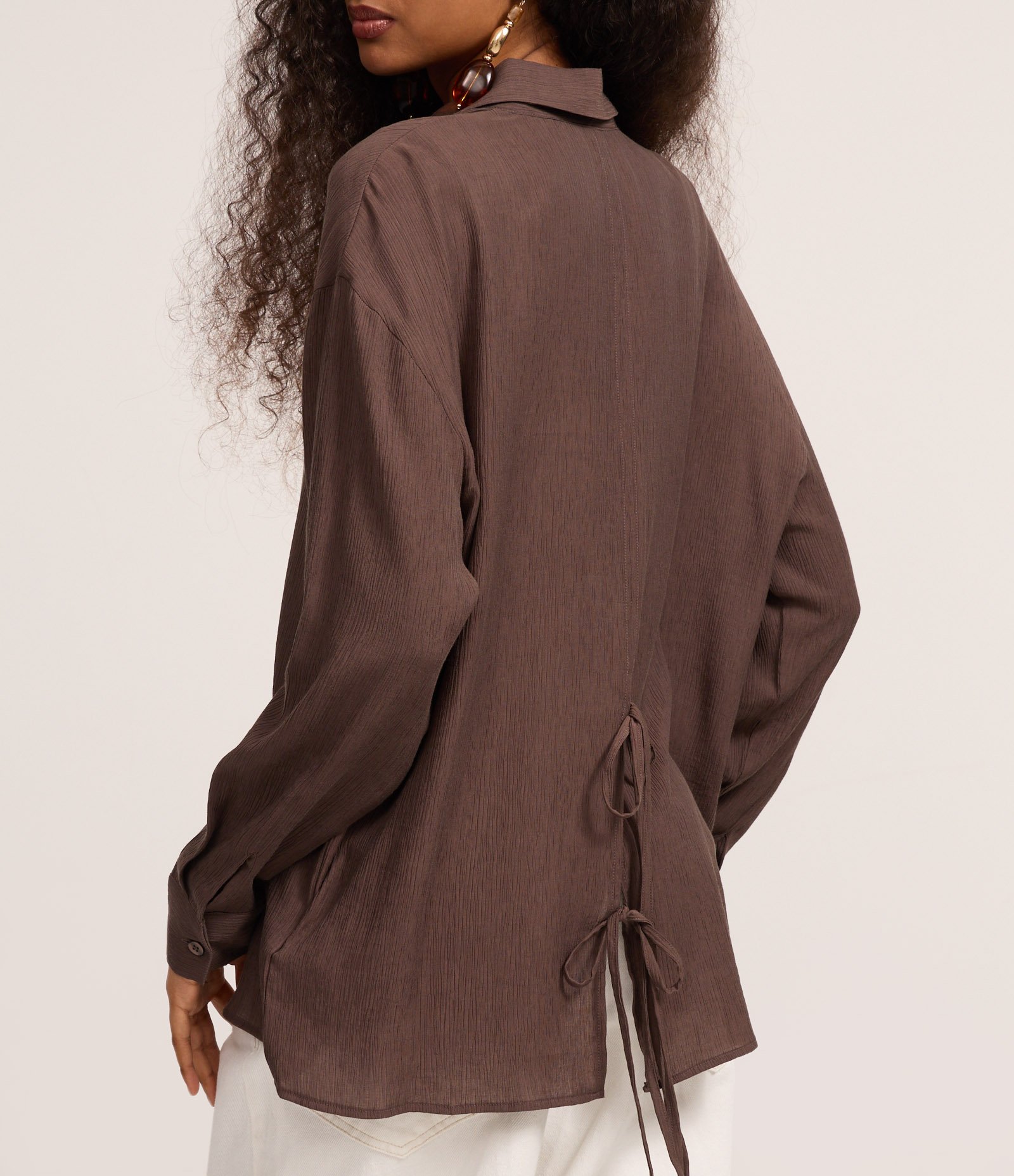 Camisa em Viscose Amassadinha com Abertura nas Costas e Texturizada Marrom 6