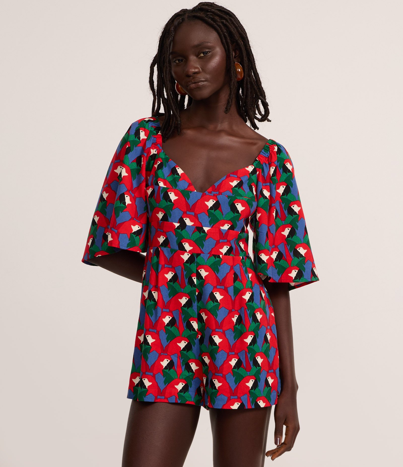 Macaquinho em Viscolinho com Estampa Araras Multicores 1