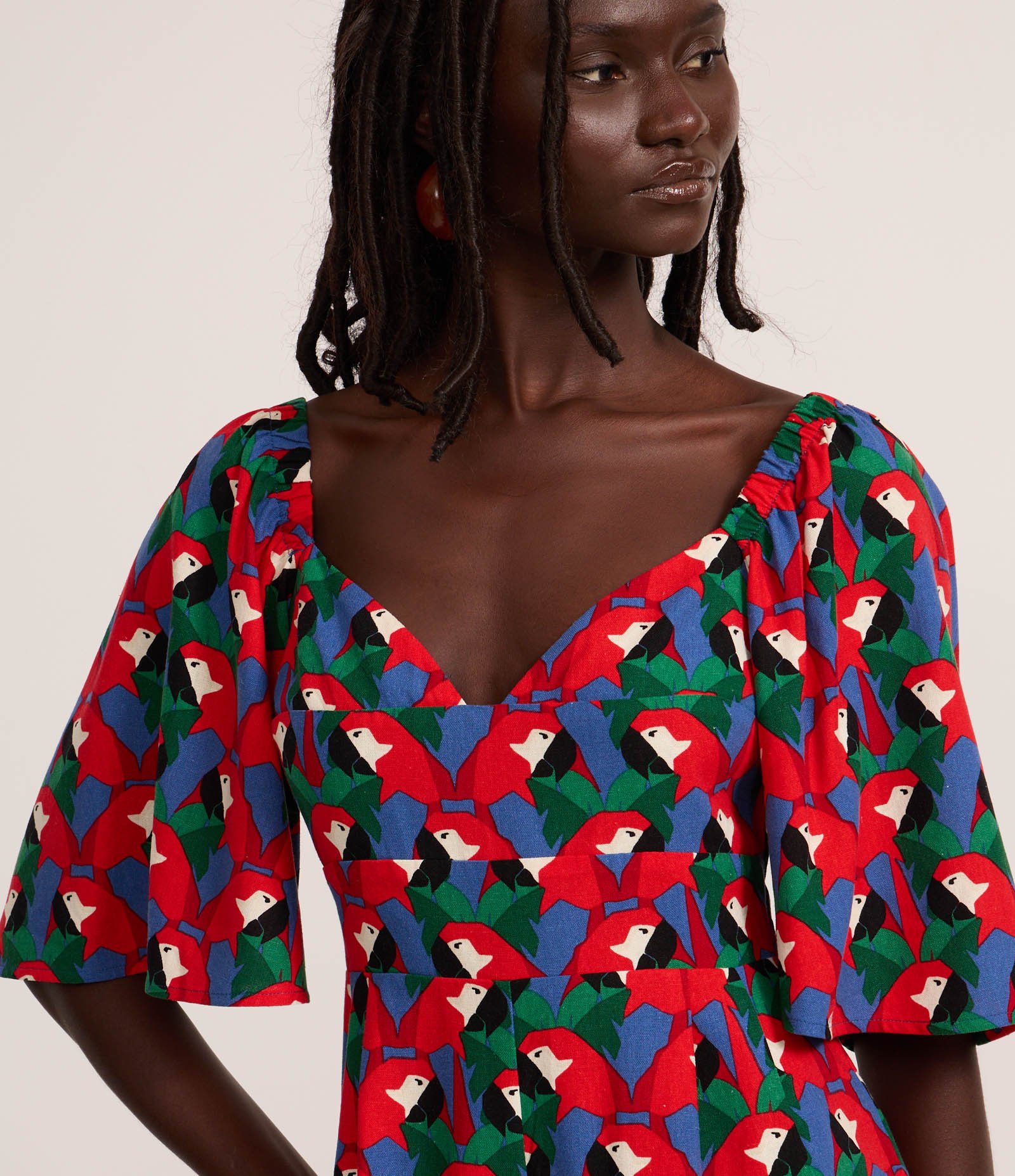 Macaquinho em Viscolinho com Estampa Araras Multicores 3