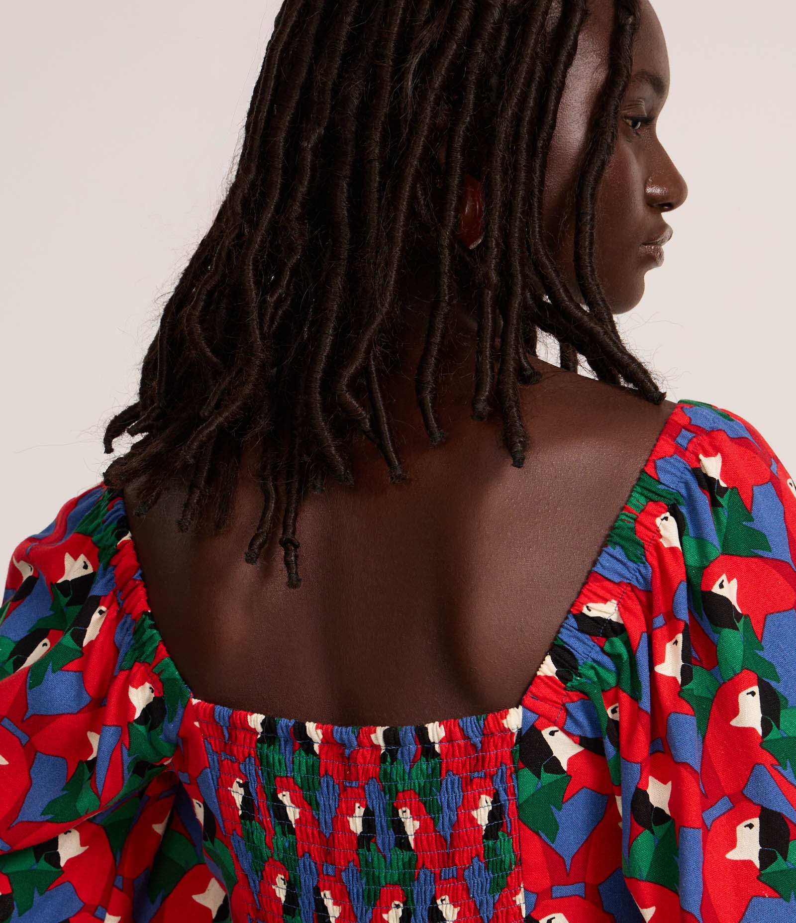 Macaquinho em Viscolinho com Estampa Araras Multicores 4