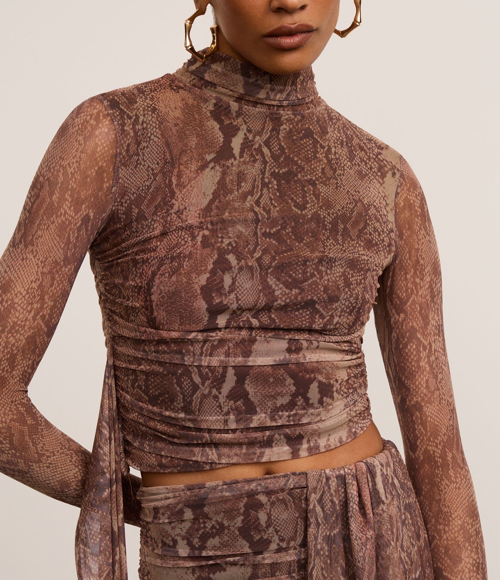 Blusa em Tule com Animal Print Cobra e Pontas Longas Marrom 4